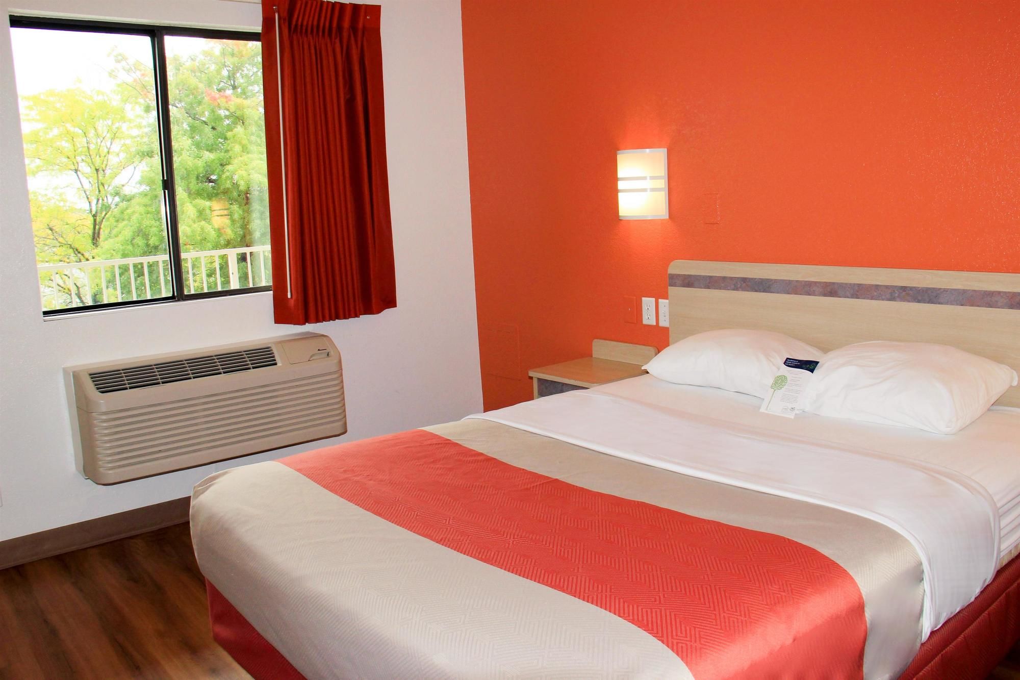 Motel 6 Hartford-Enfield