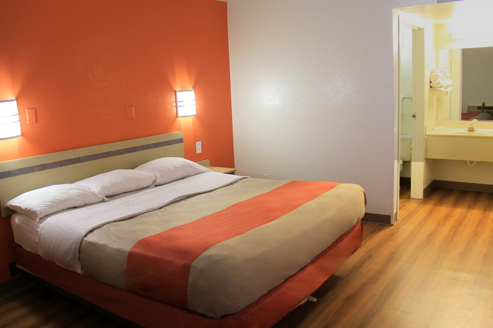 Motel 6 Hartford-Enfield