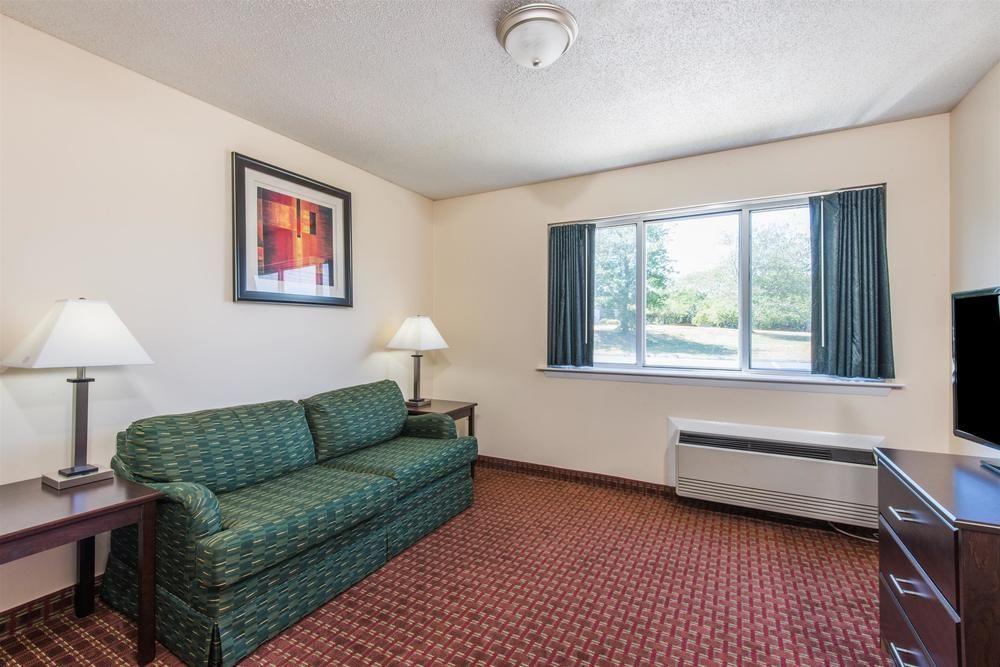Days Inn & Suites by Wyndham Groton Near the Casinos