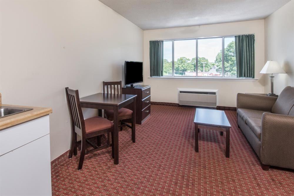 Days Inn & Suites by Wyndham Groton Near the Casinos