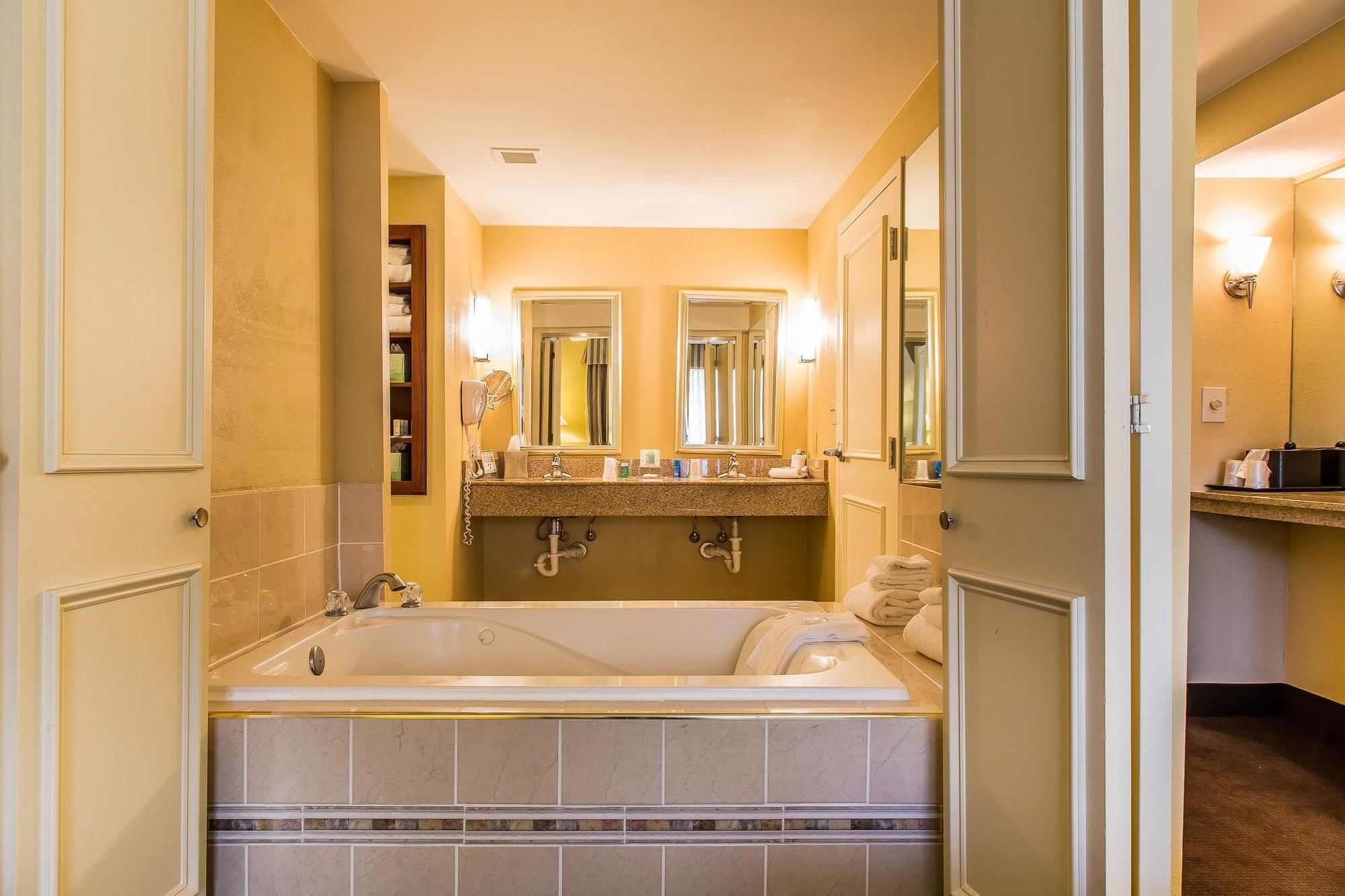 Clarion Hotel & Suites Hamden-New Haven