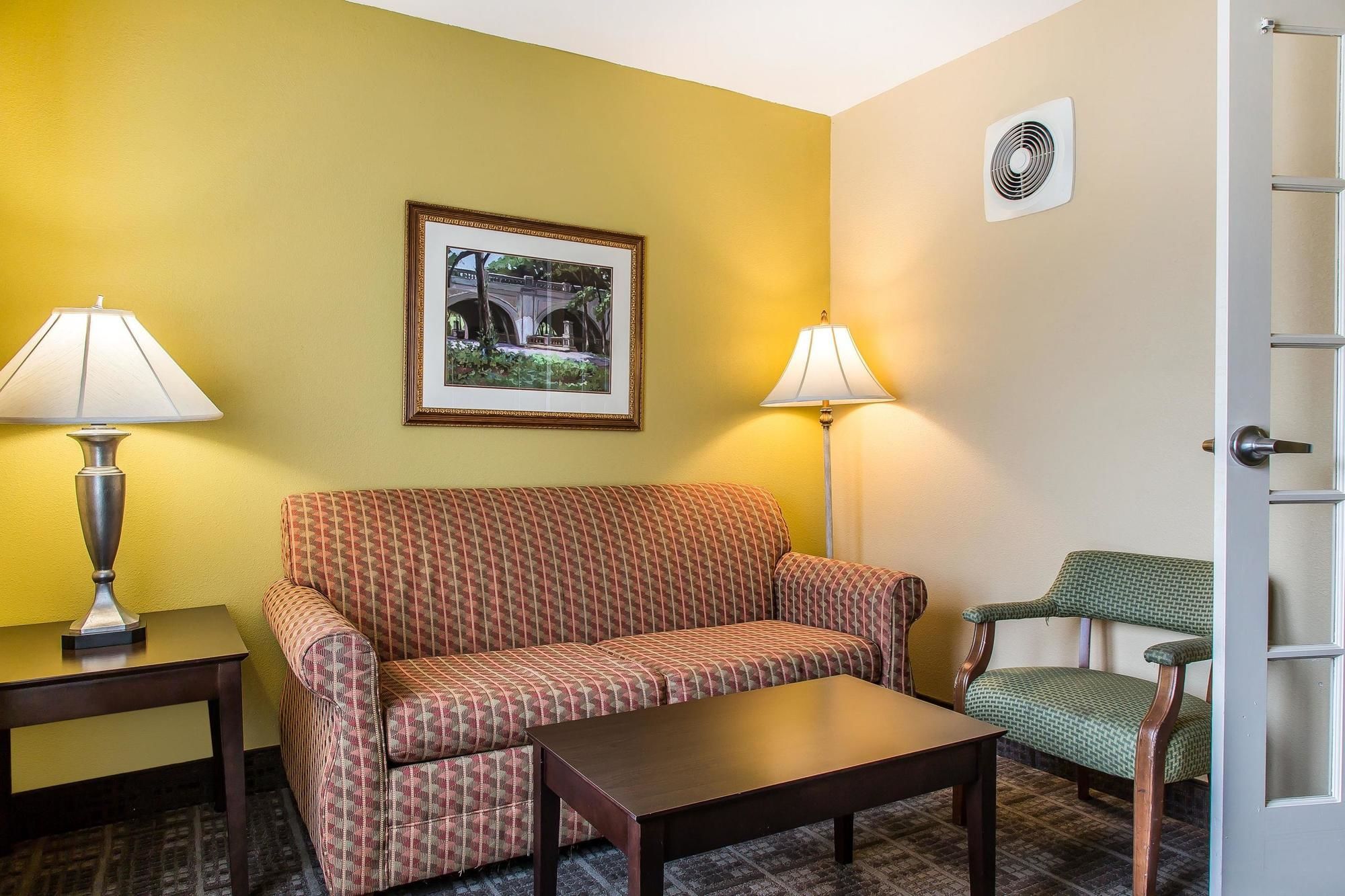 Clarion Hotel & Suites Hamden-New Haven