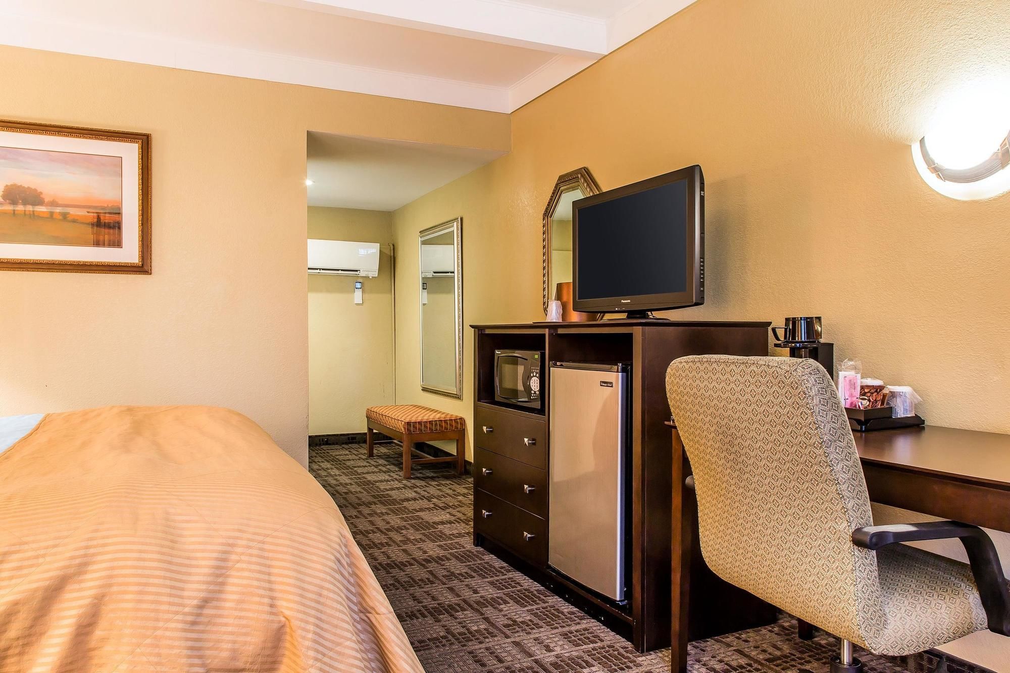 Clarion Hotel & Suites Hamden-New Haven