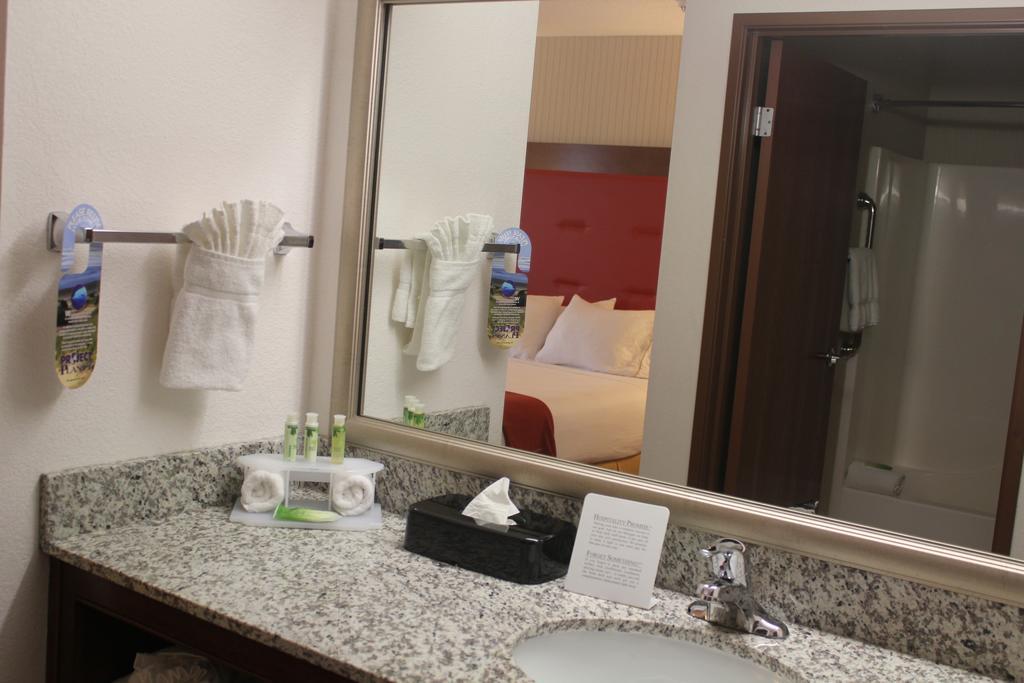 Holiday Inn Express & Suites Milford