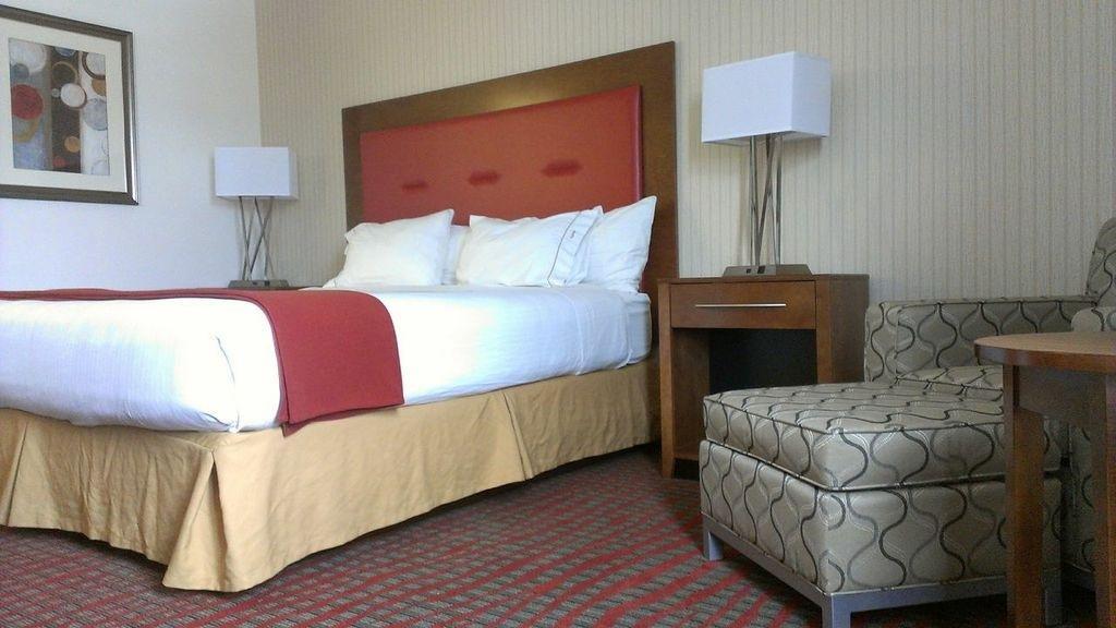Holiday Inn Express & Suites Milford