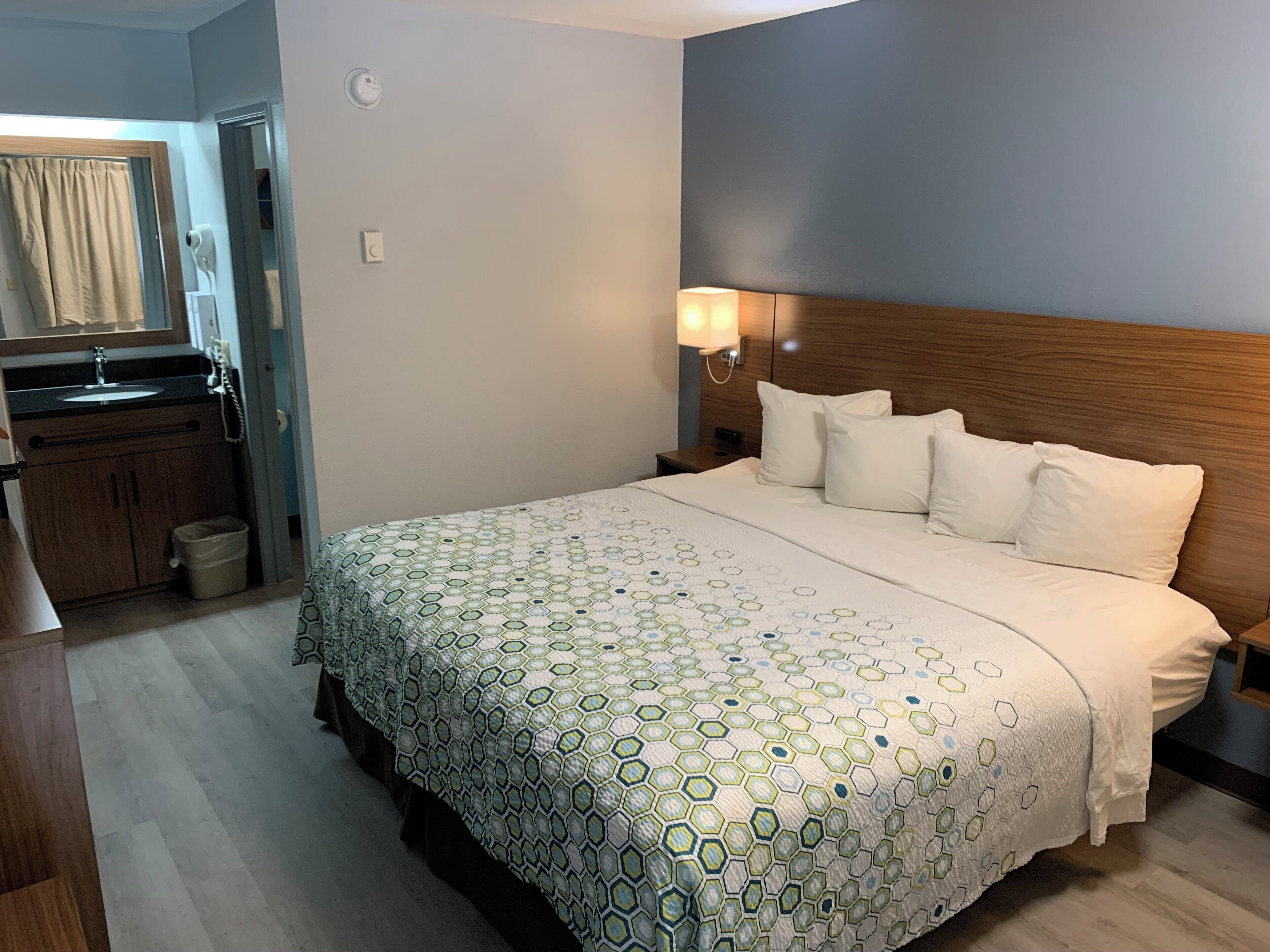 HomeTowne Studios By Red Roof Mystic - New London