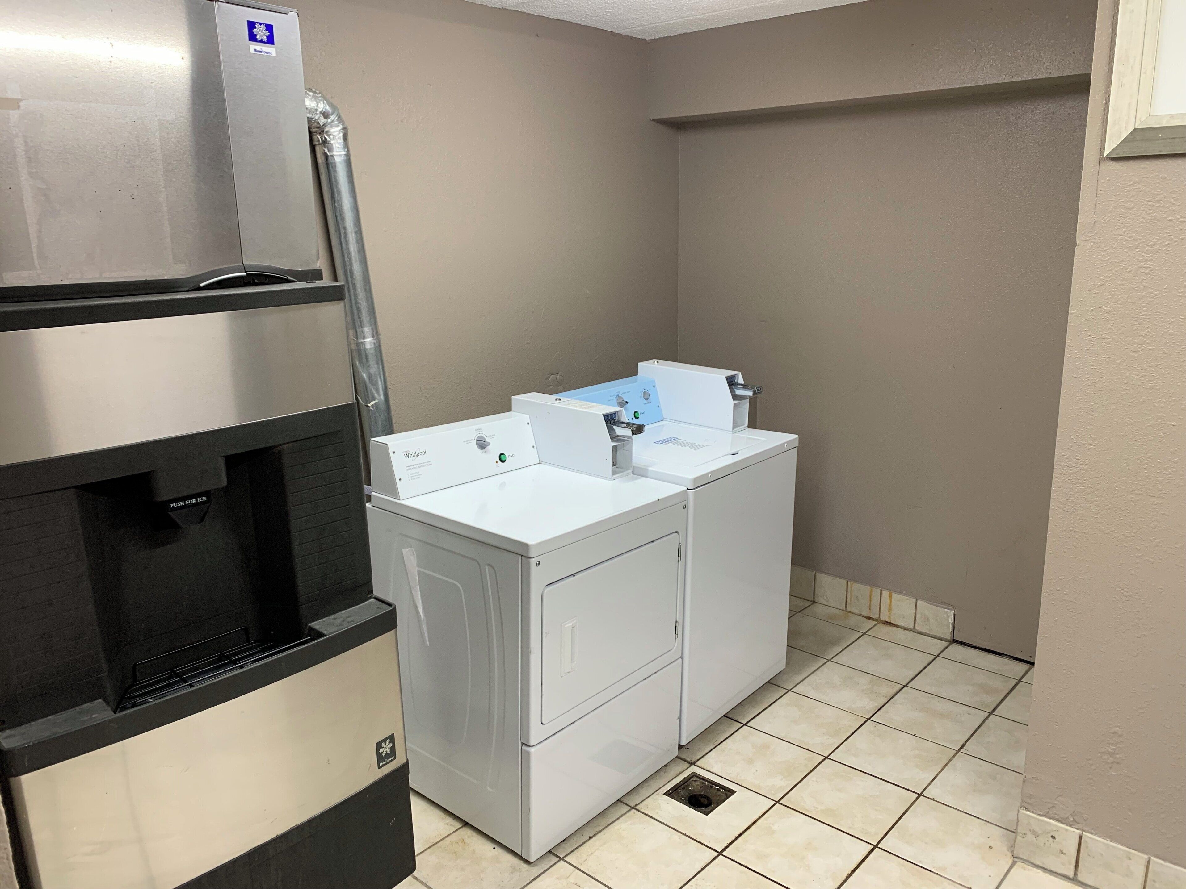 HomeTowne Studios By Red Roof Mystic - New London