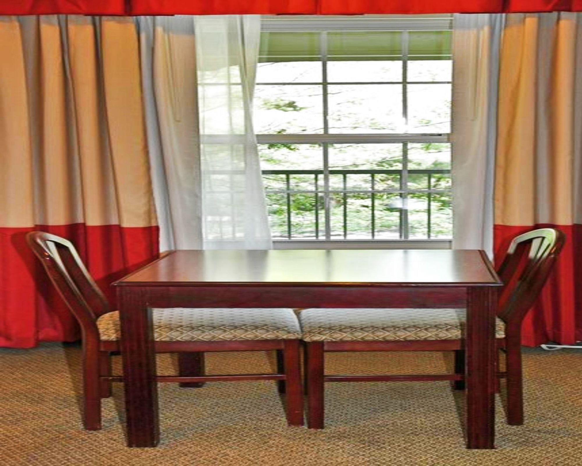 Hilltop Inn & Suites