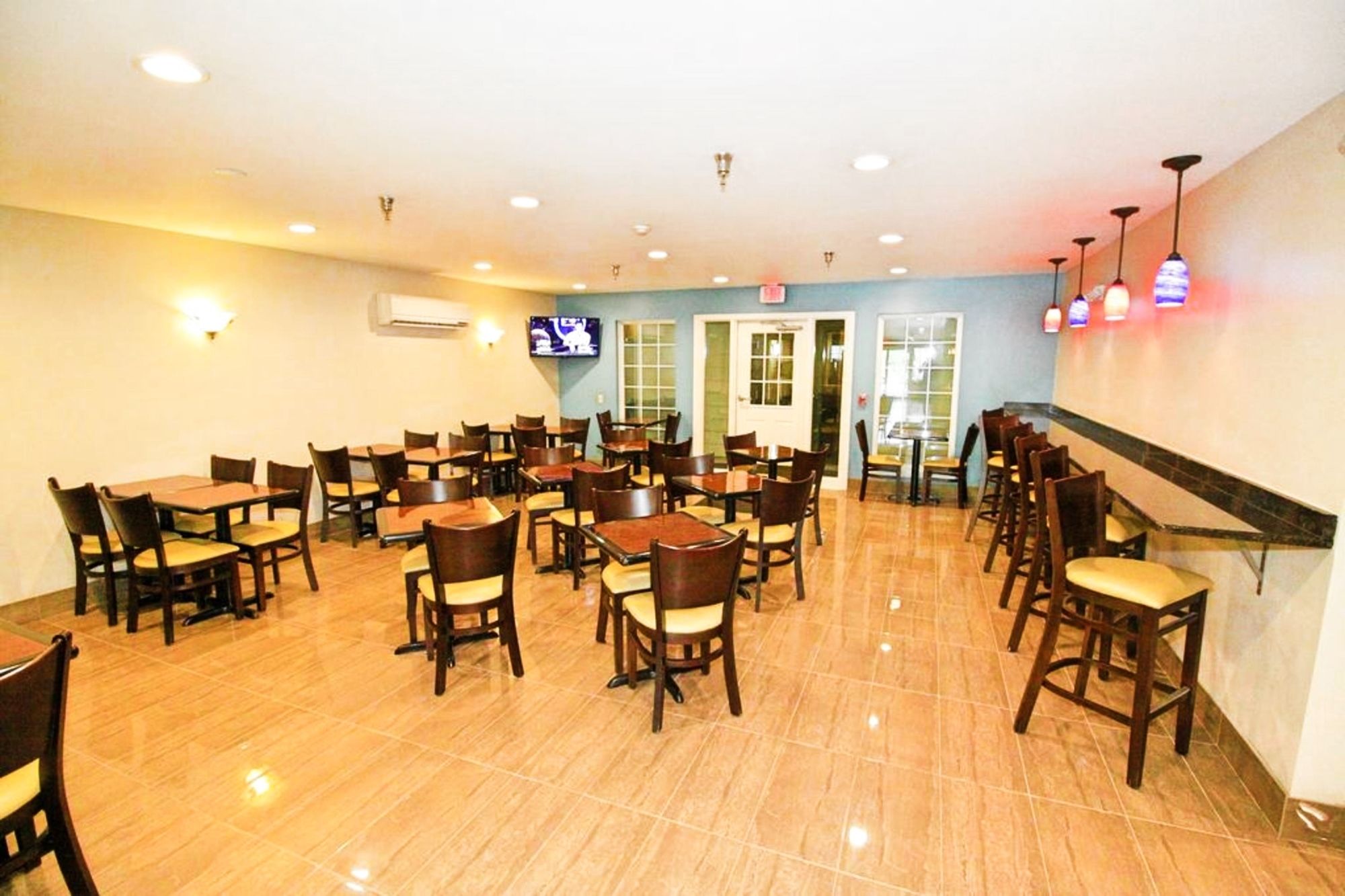 Hilltop Inn & Suites