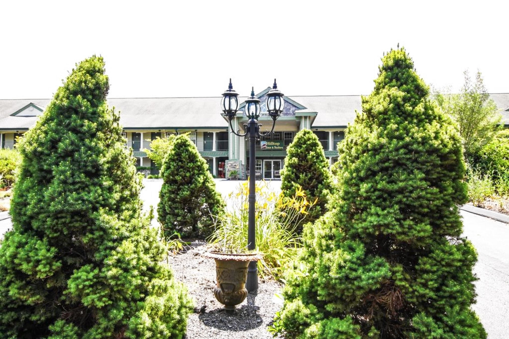 Hilltop Inn & Suites