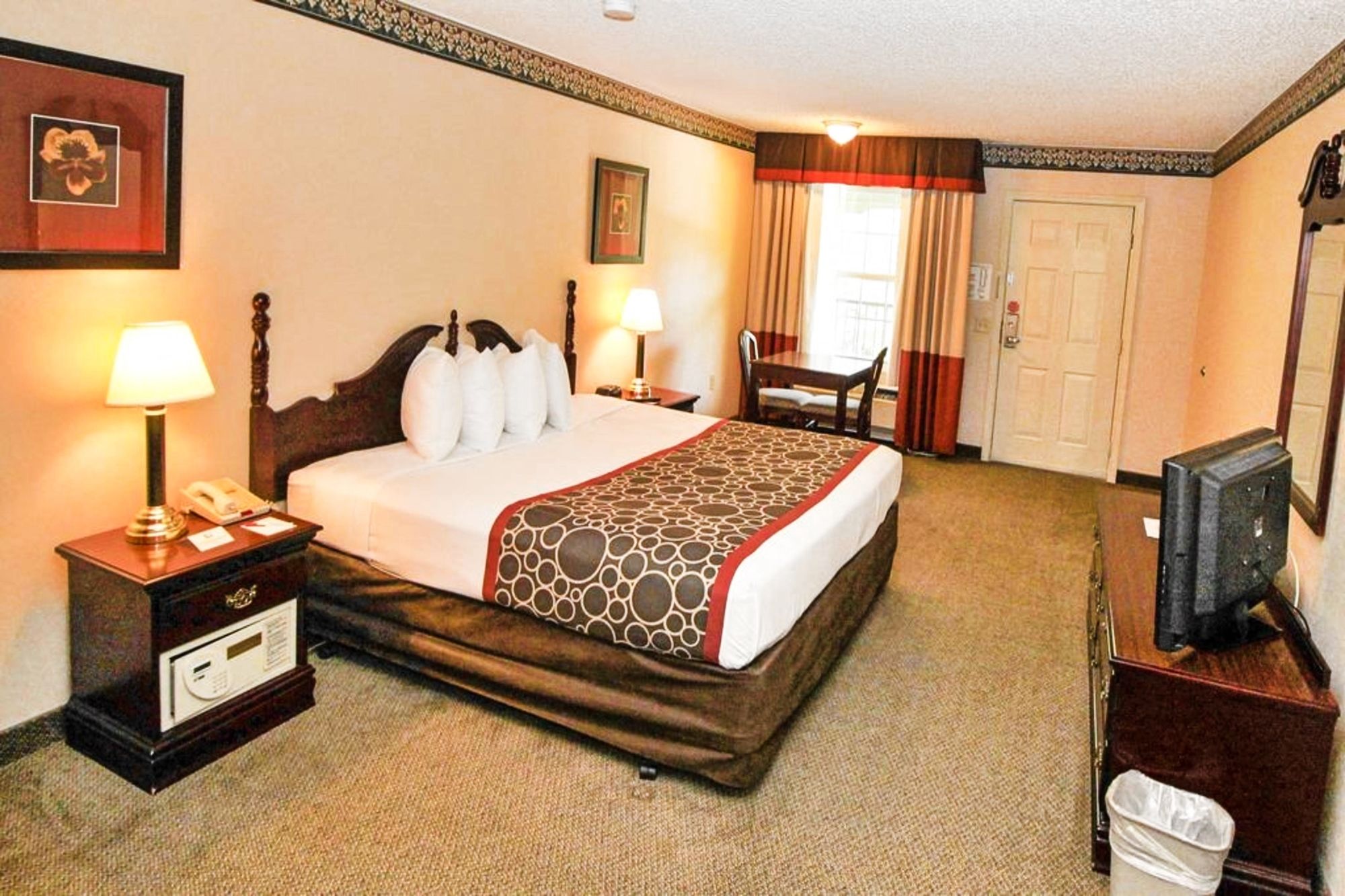 Hilltop Inn & Suites