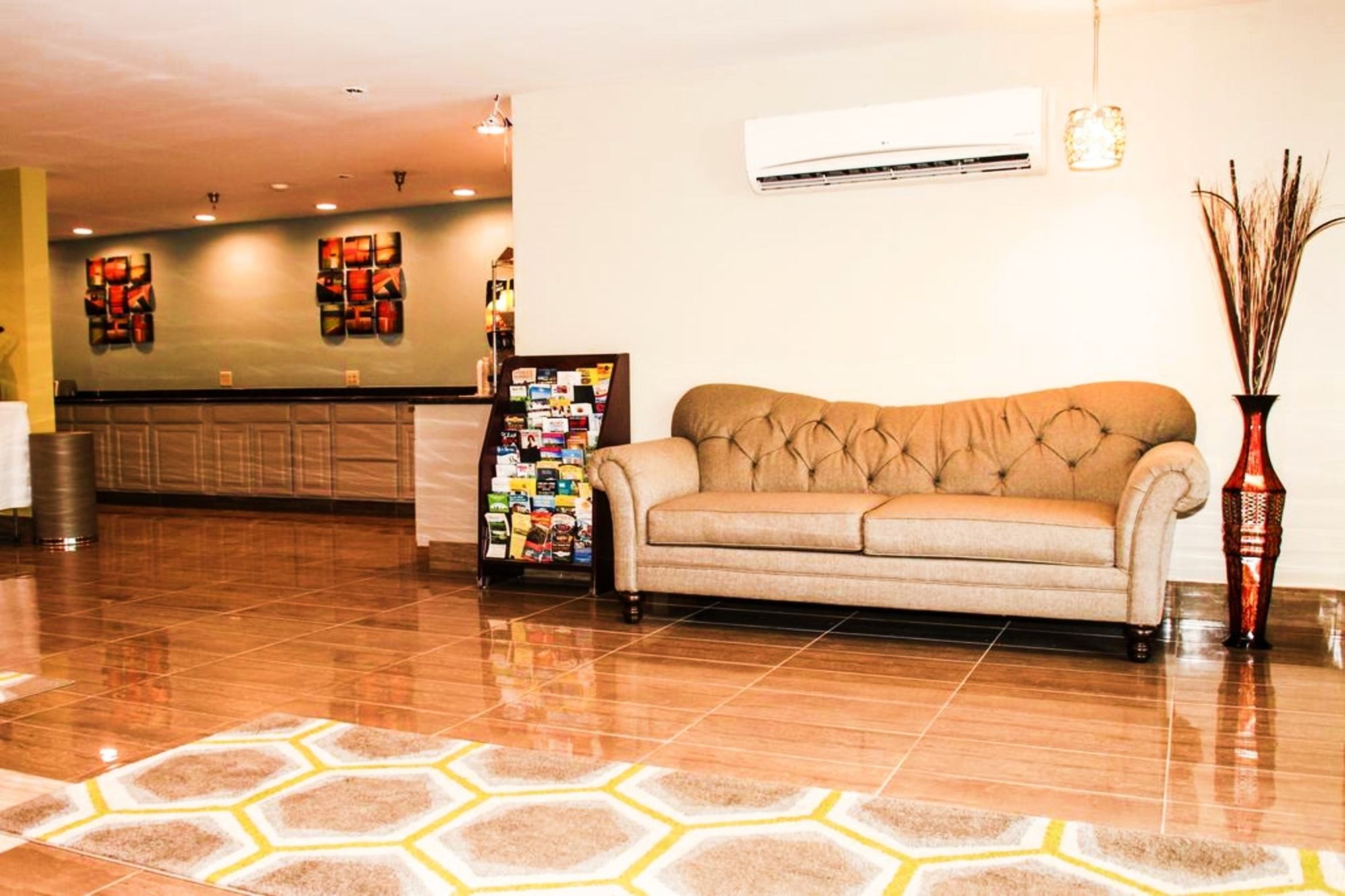 Hilltop Inn & Suites