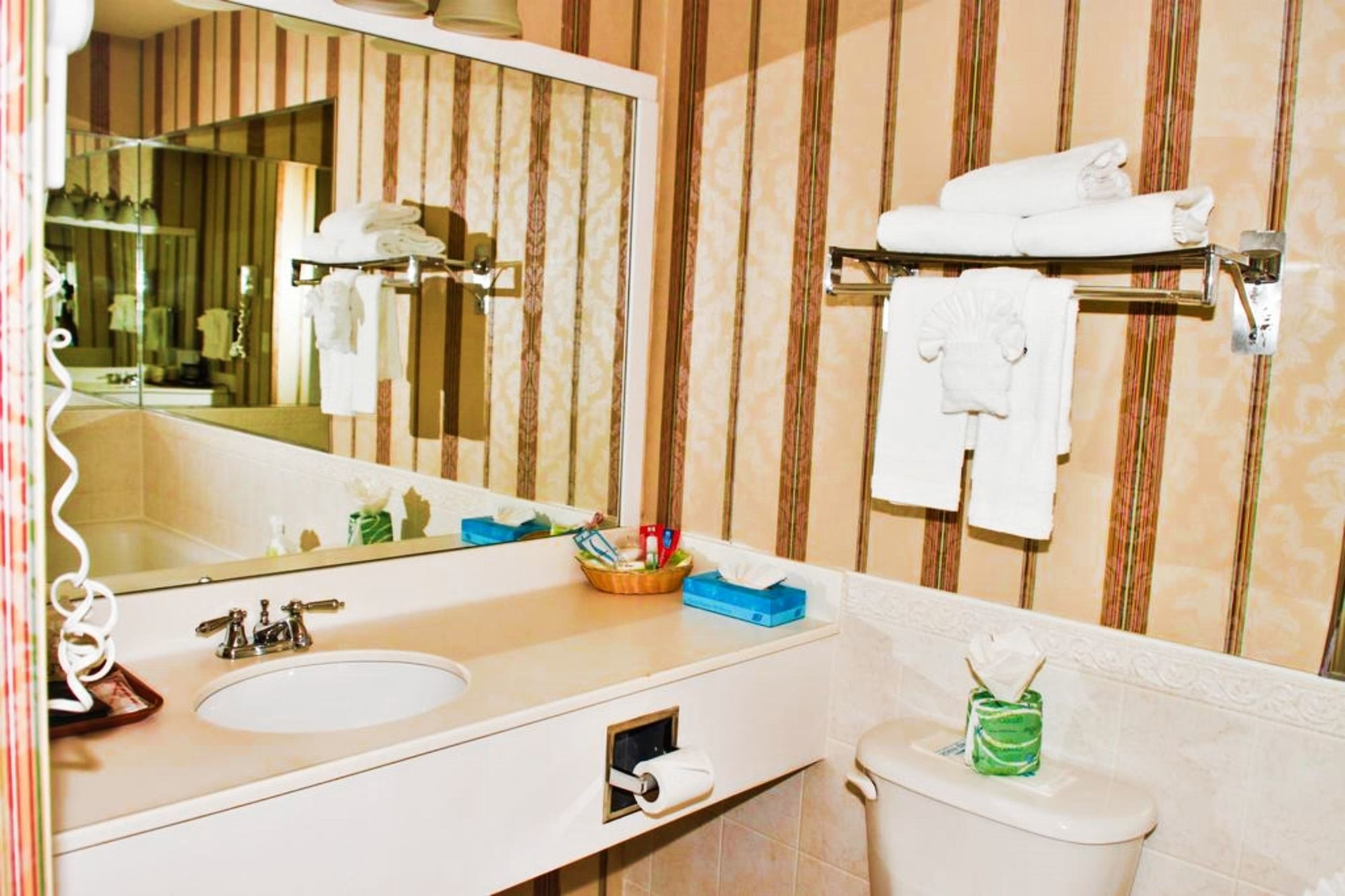 Hilltop Inn & Suites