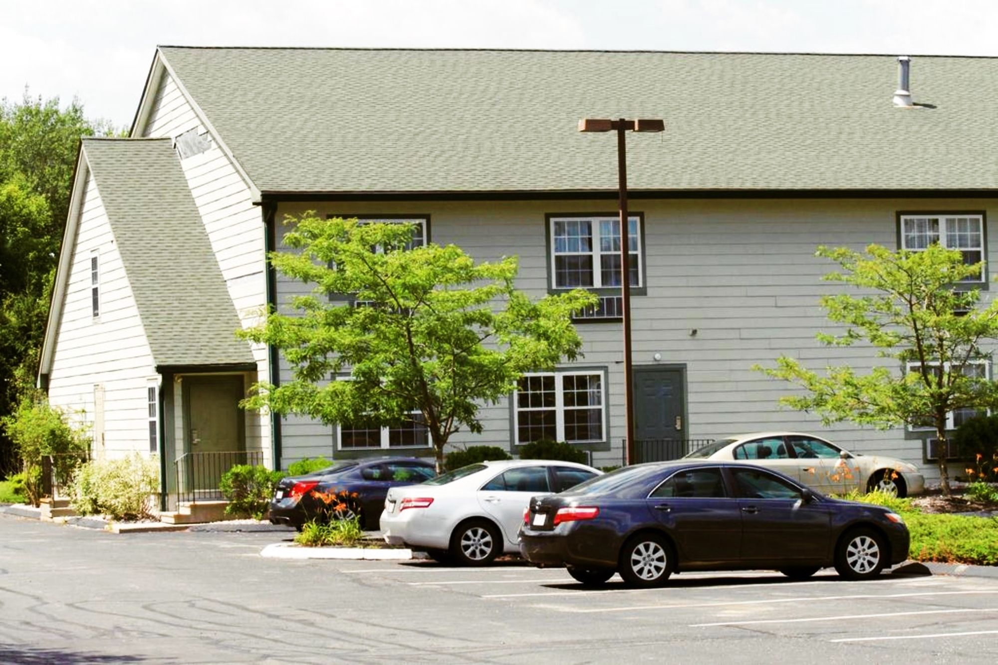 Hilltop Inn & Suites