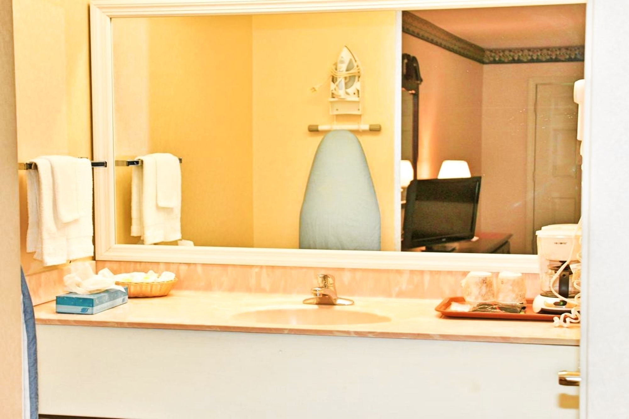 Hilltop Inn & Suites