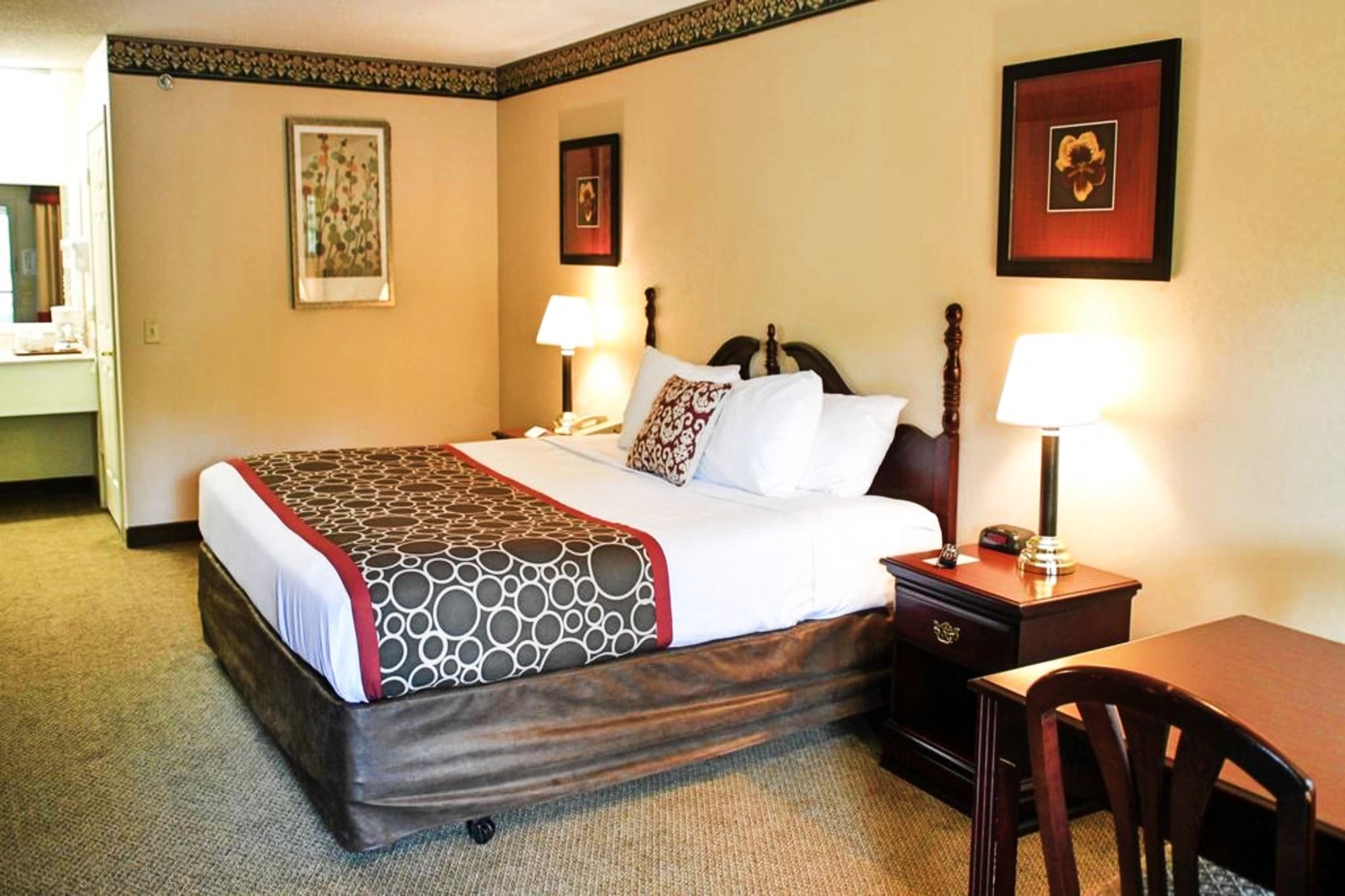 Hilltop Inn & Suites