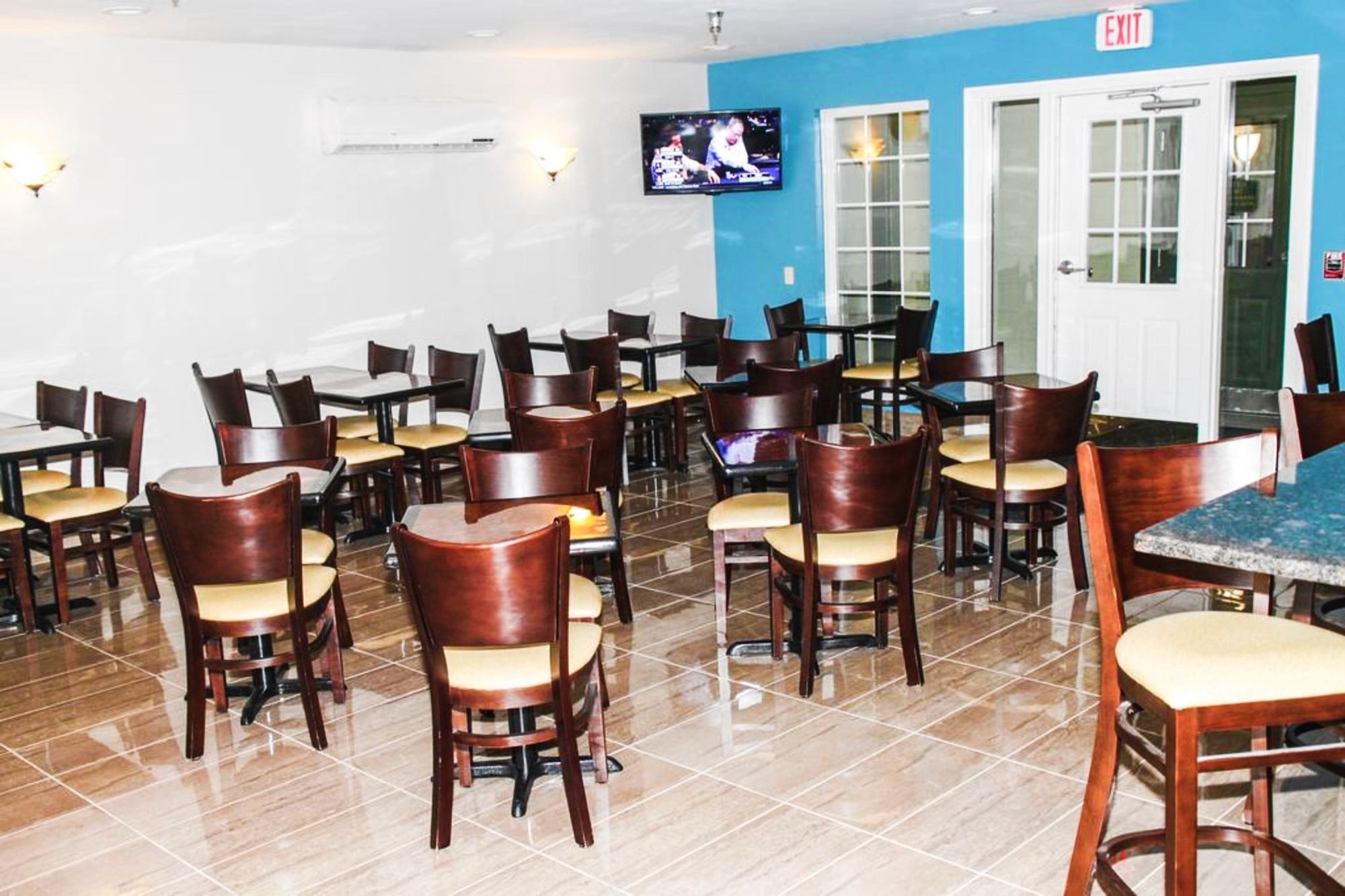 Hilltop Inn & Suites