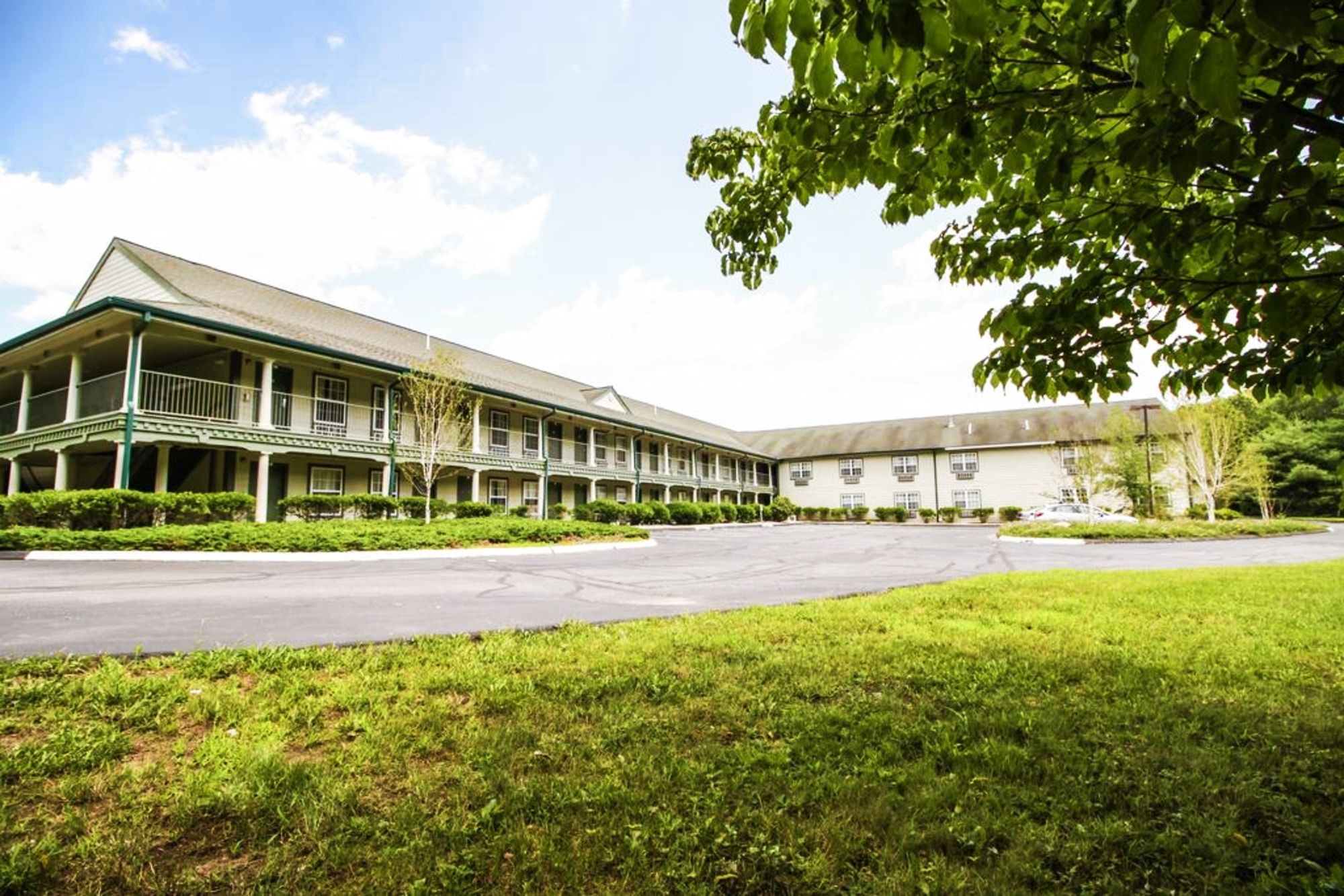 Hilltop Inn & Suites