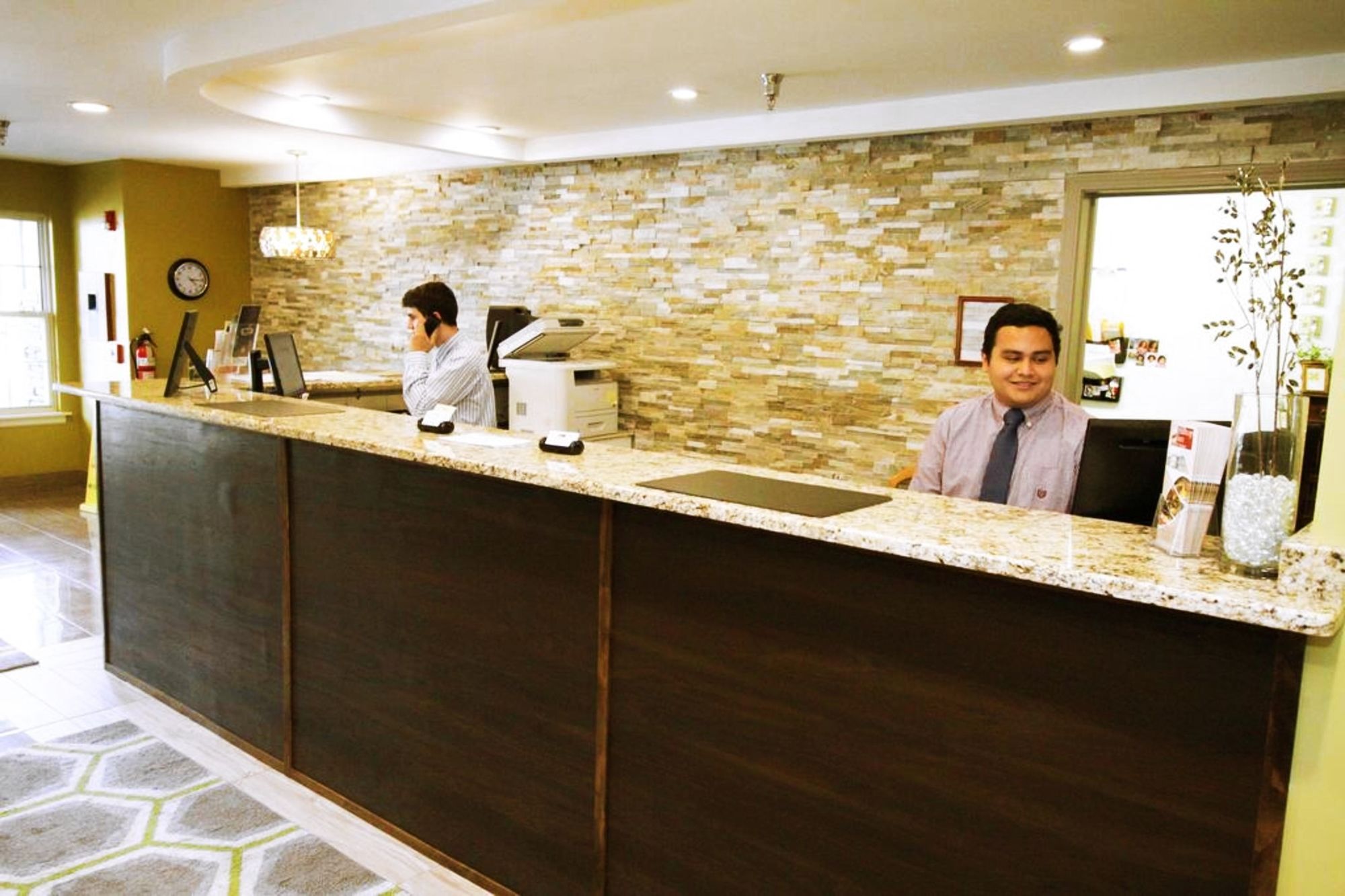 Hilltop Inn & Suites