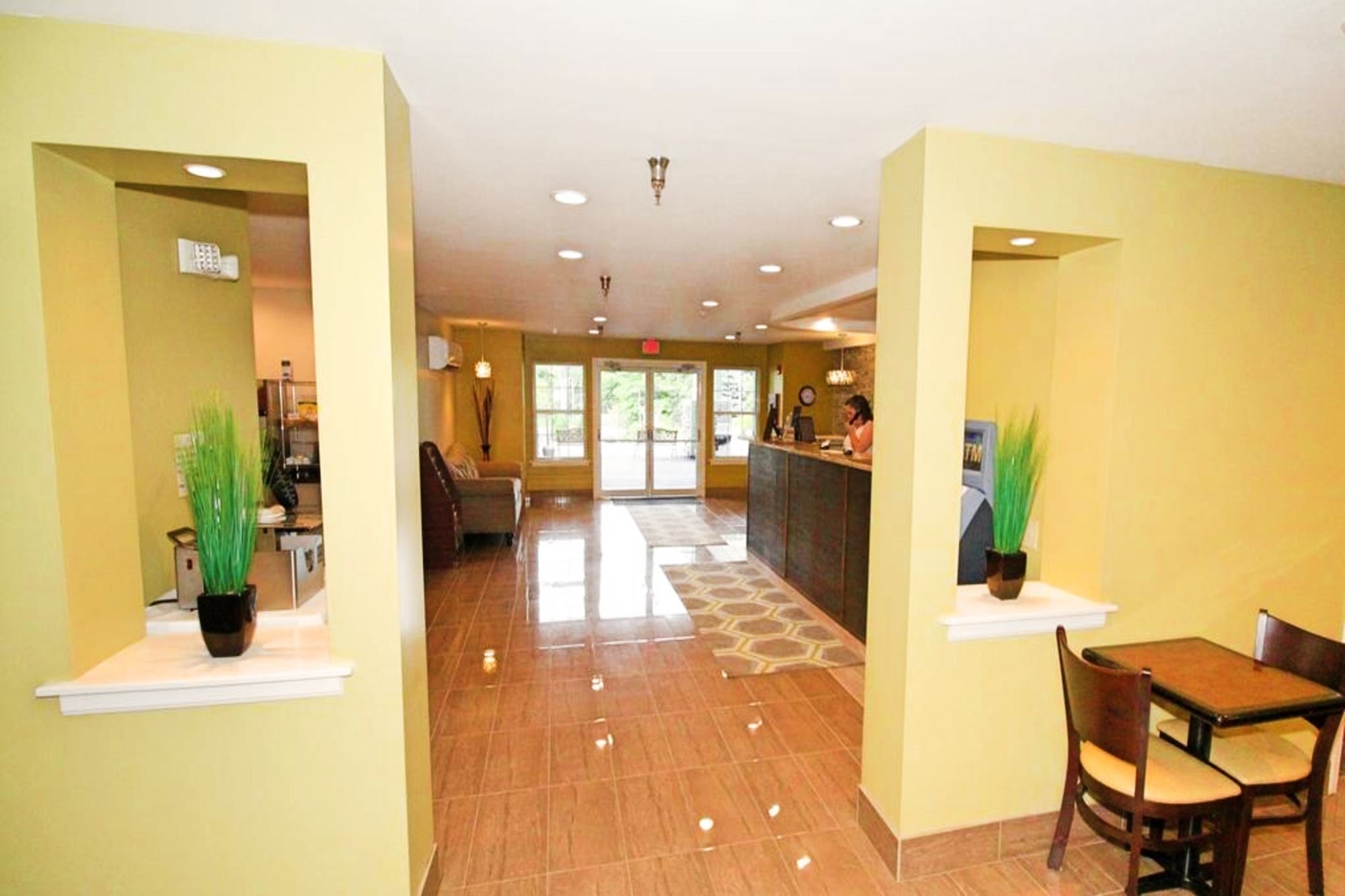 Hilltop Inn & Suites