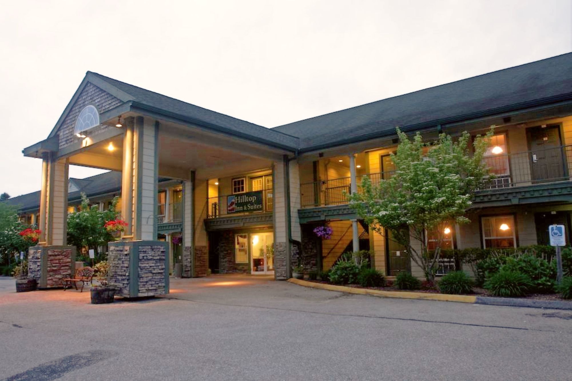 Hilltop Inn & Suites