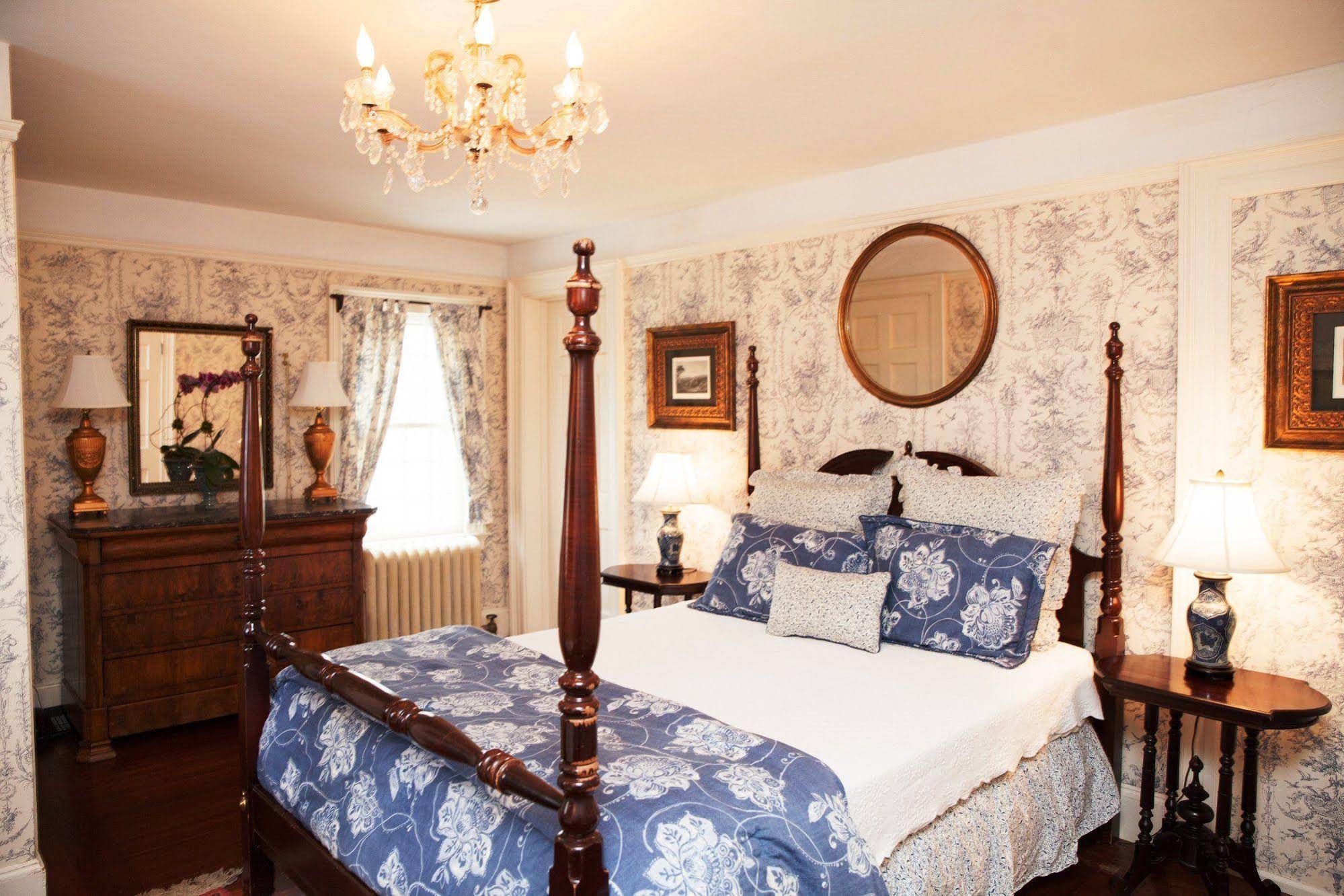 Bee and Thistle Inn and Lounge