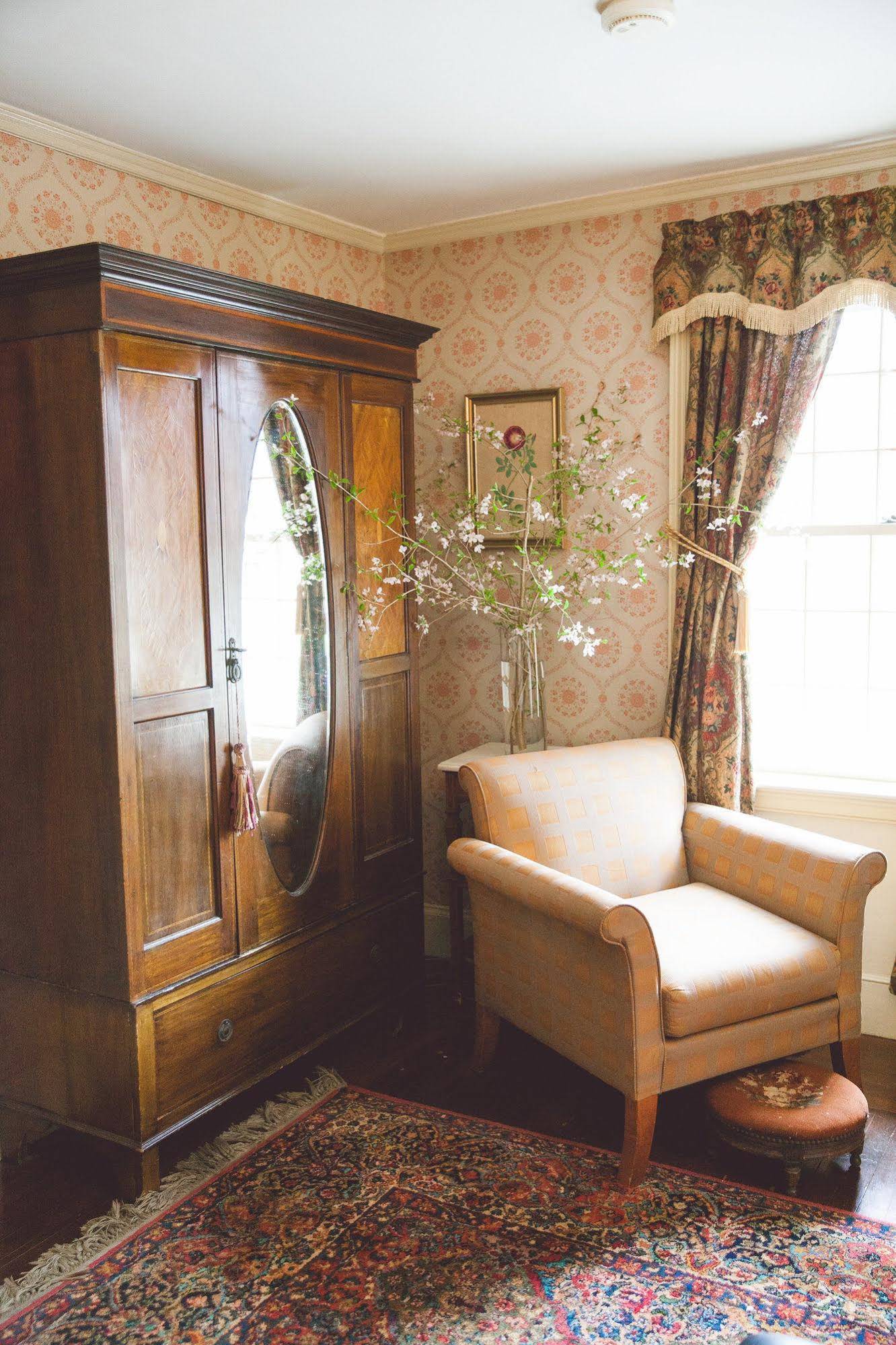 Bee and Thistle Inn and Lounge