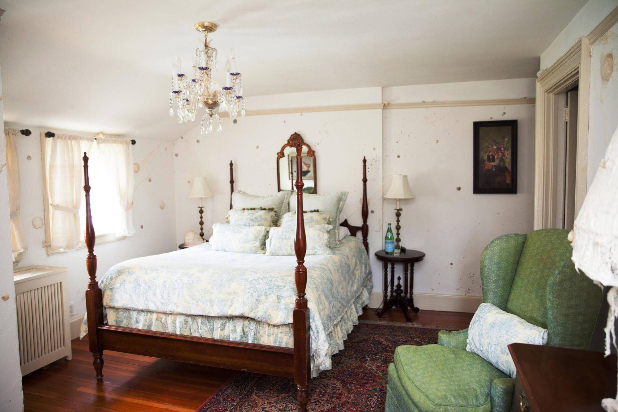 Bee and Thistle Inn and Lounge