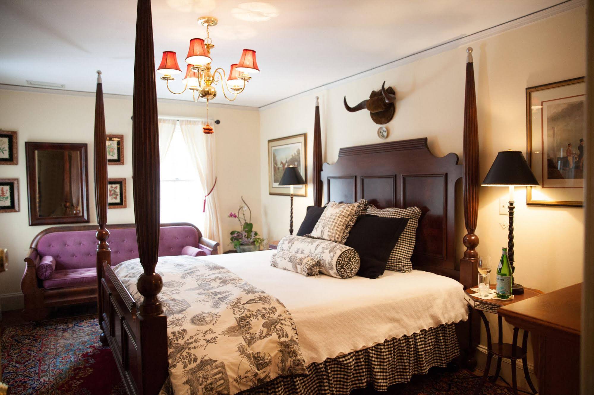 Bee and Thistle Inn and Lounge