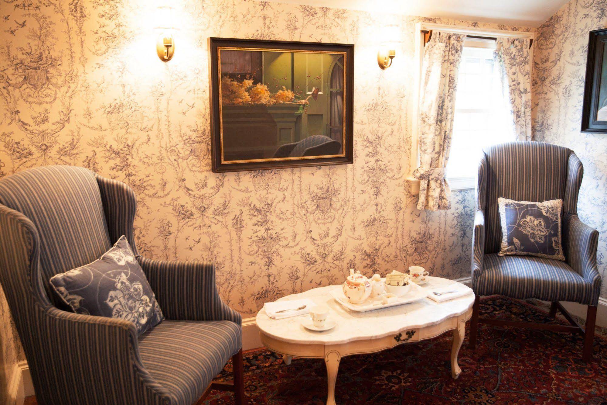 Bee and Thistle Inn and Lounge