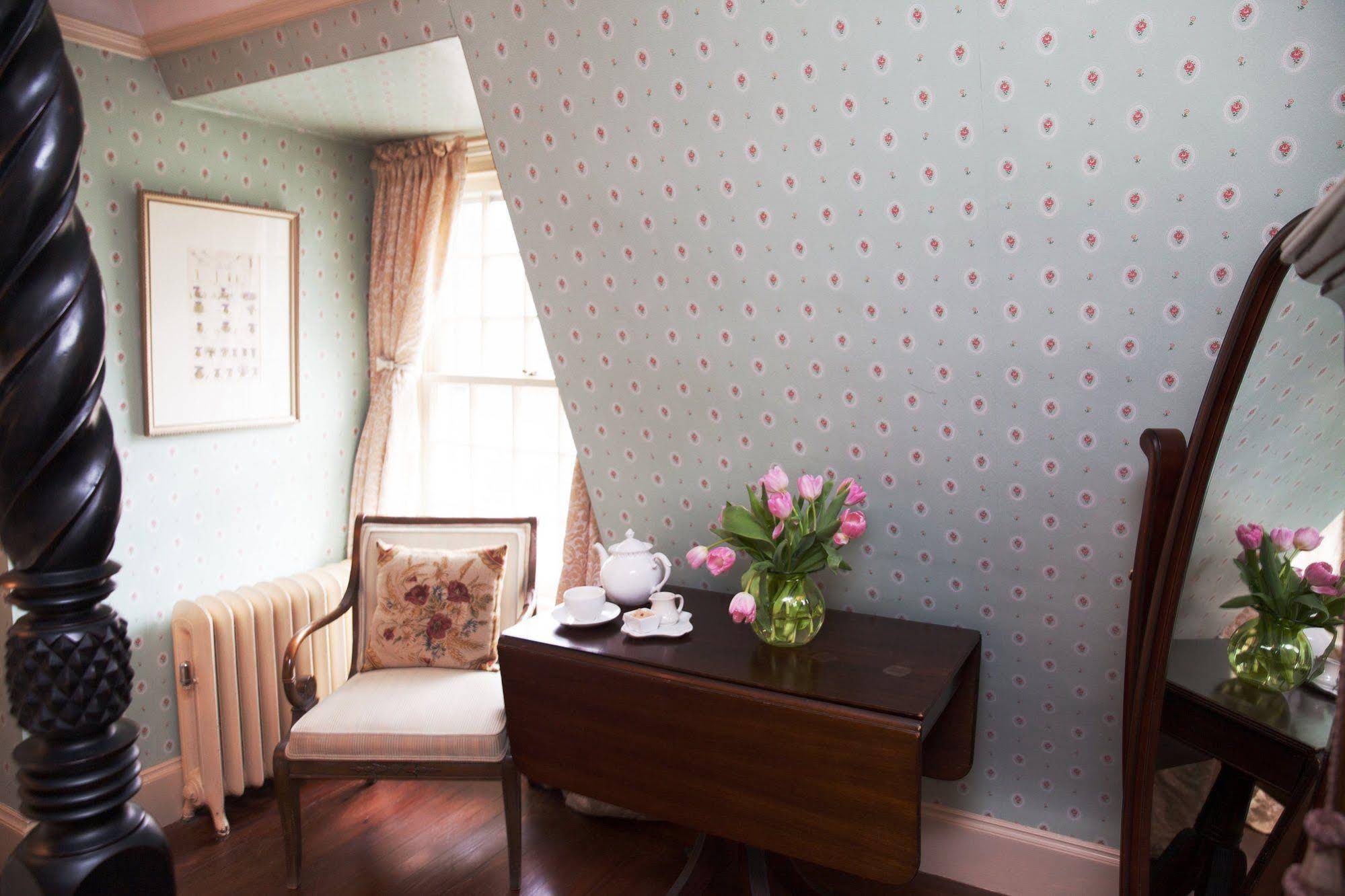 Bee and Thistle Inn and Lounge