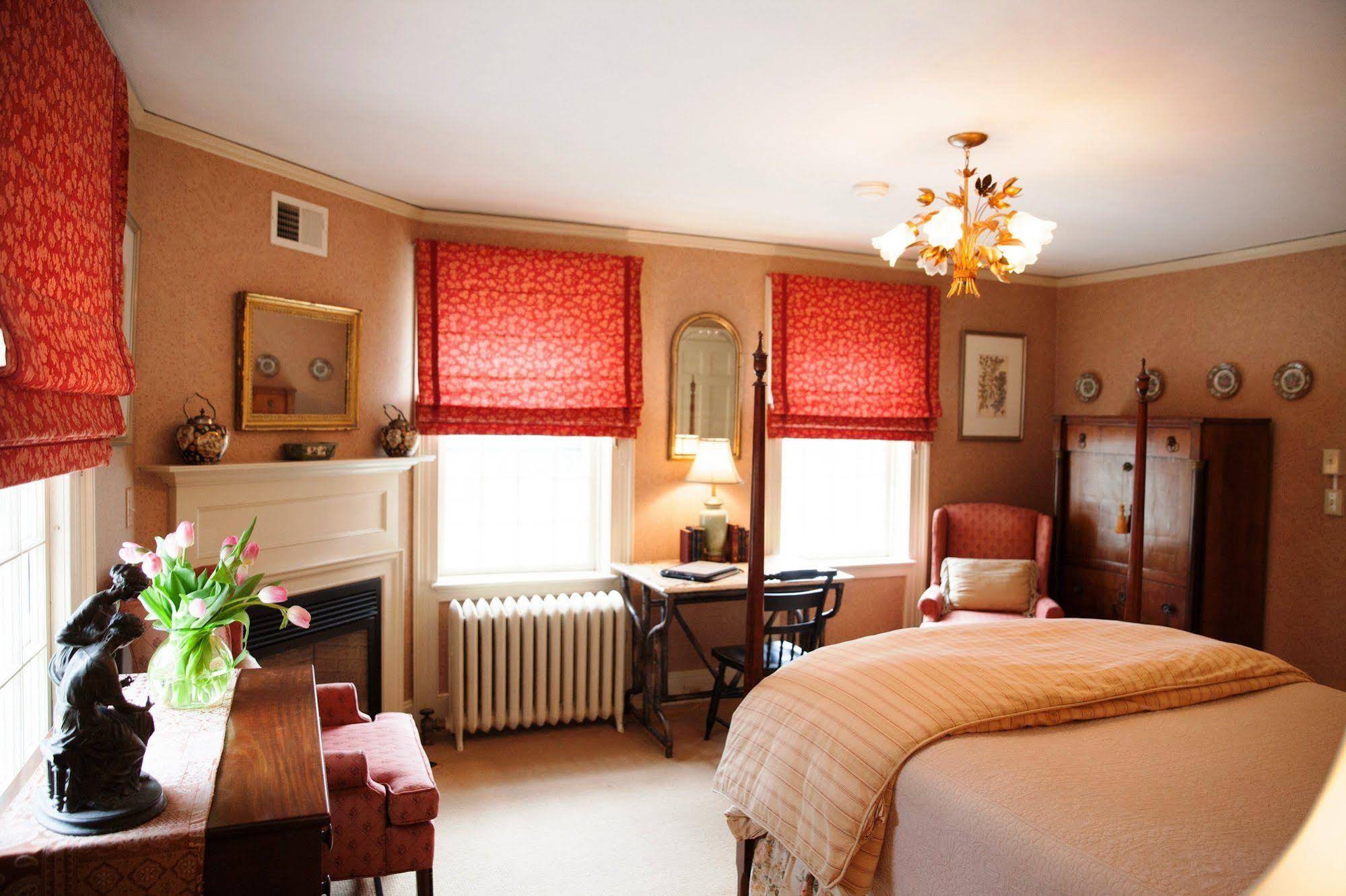 Bee and Thistle Inn and Lounge