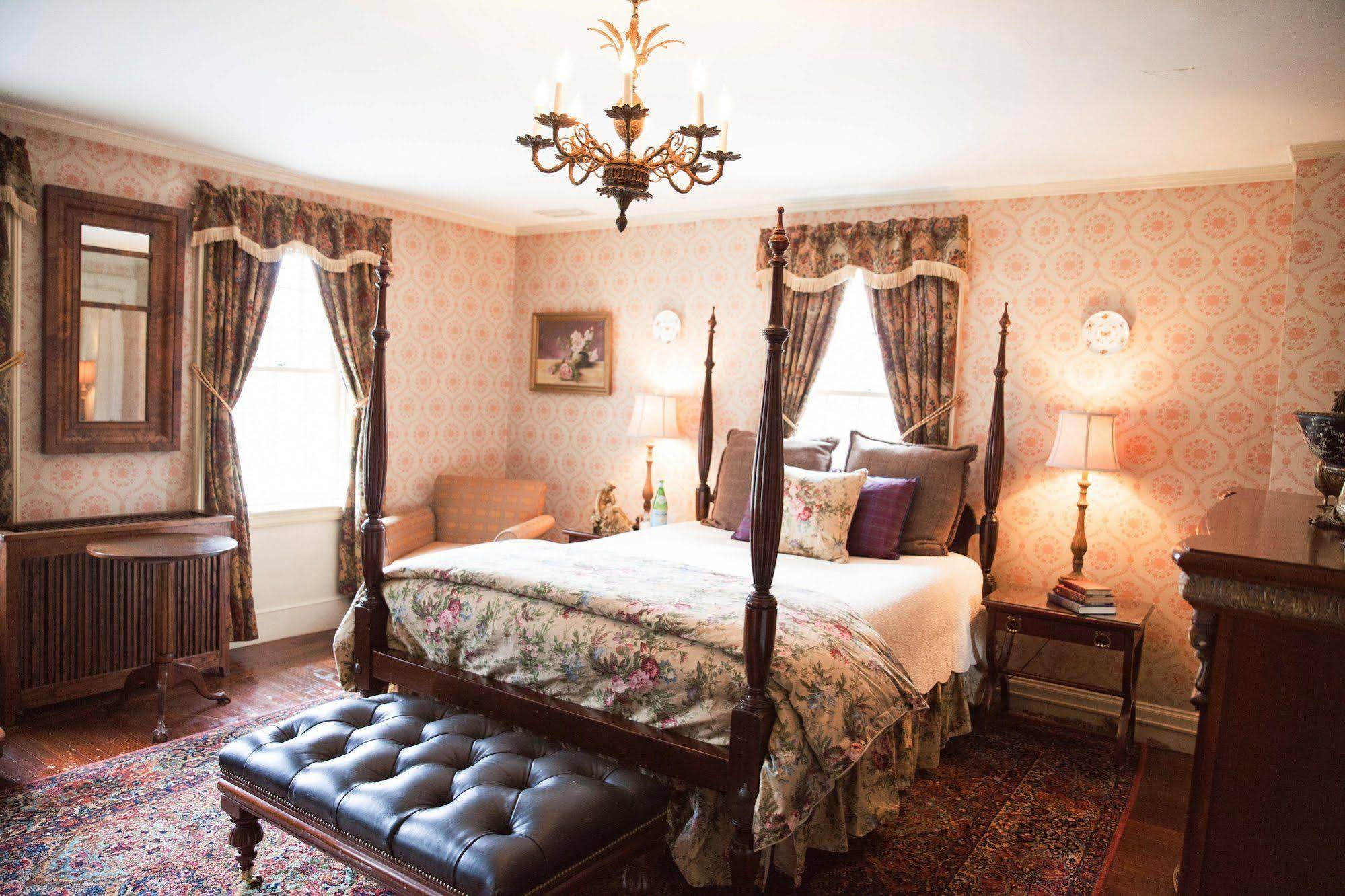 Bee and Thistle Inn and Lounge