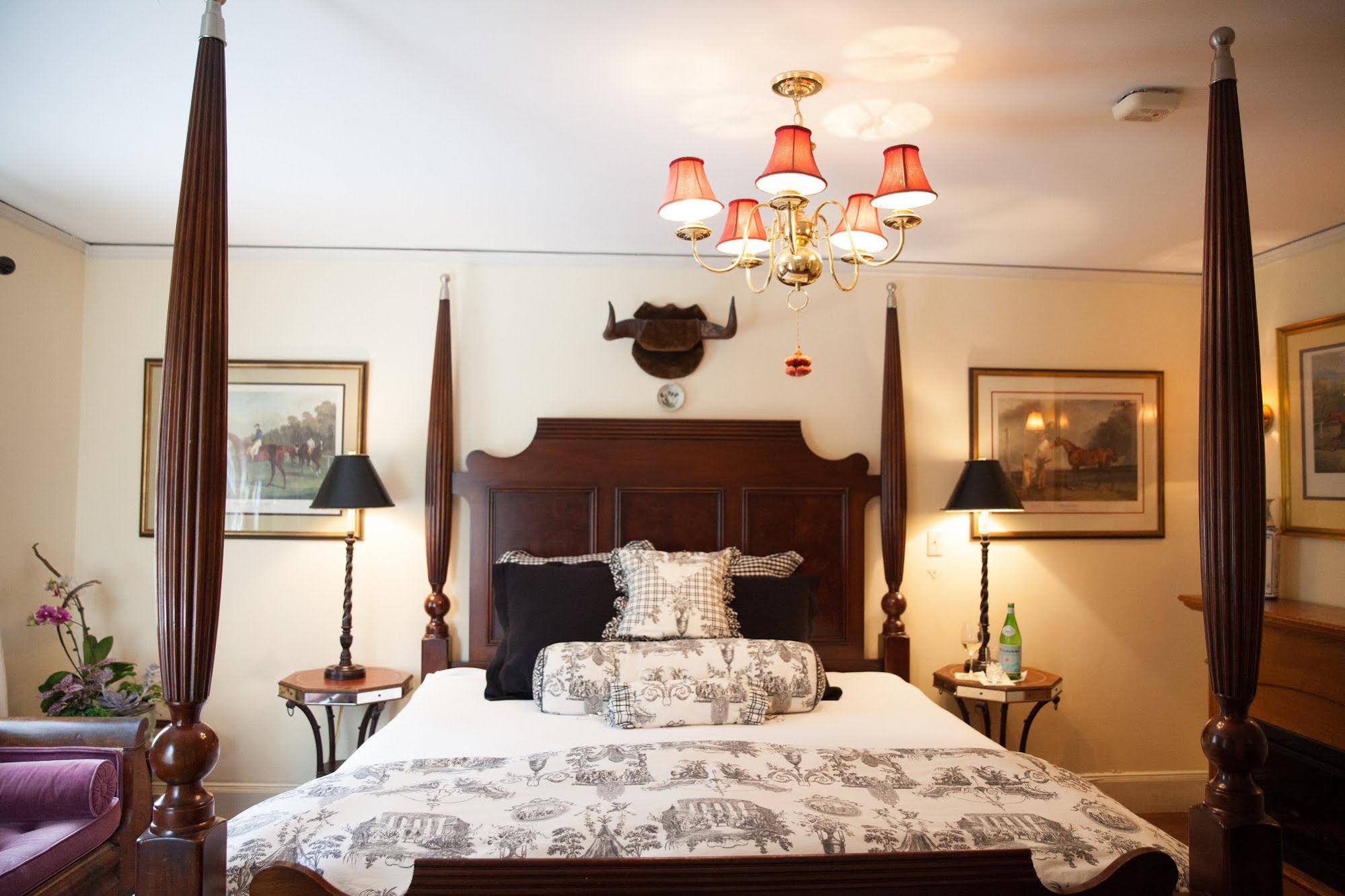Bee and Thistle Inn and Lounge