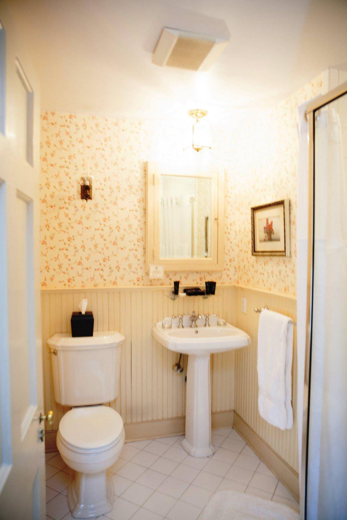 Bee and Thistle Inn and Lounge