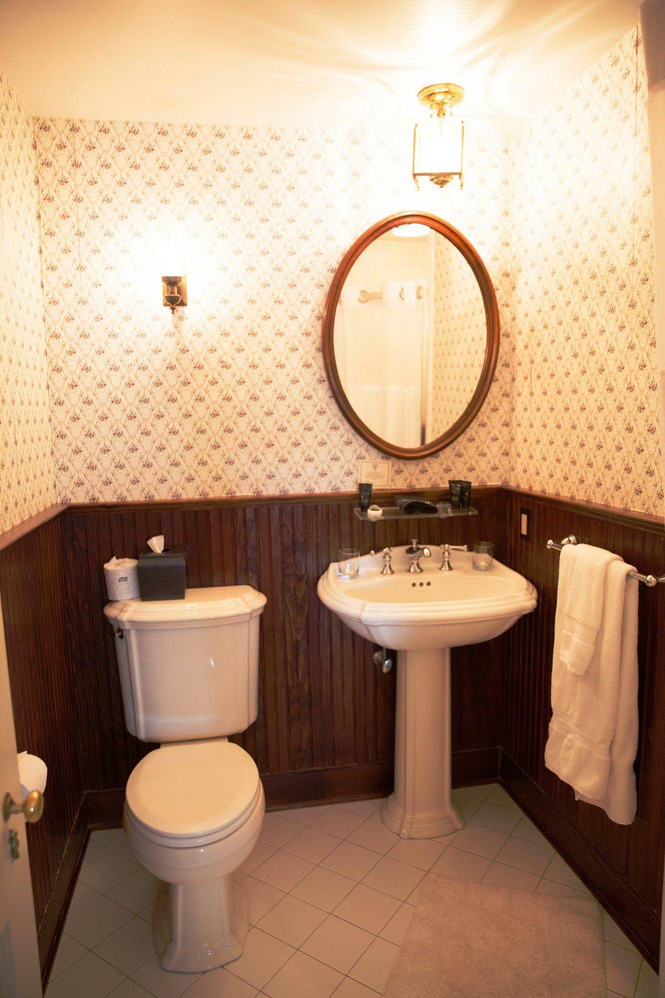 Bee and Thistle Inn and Lounge