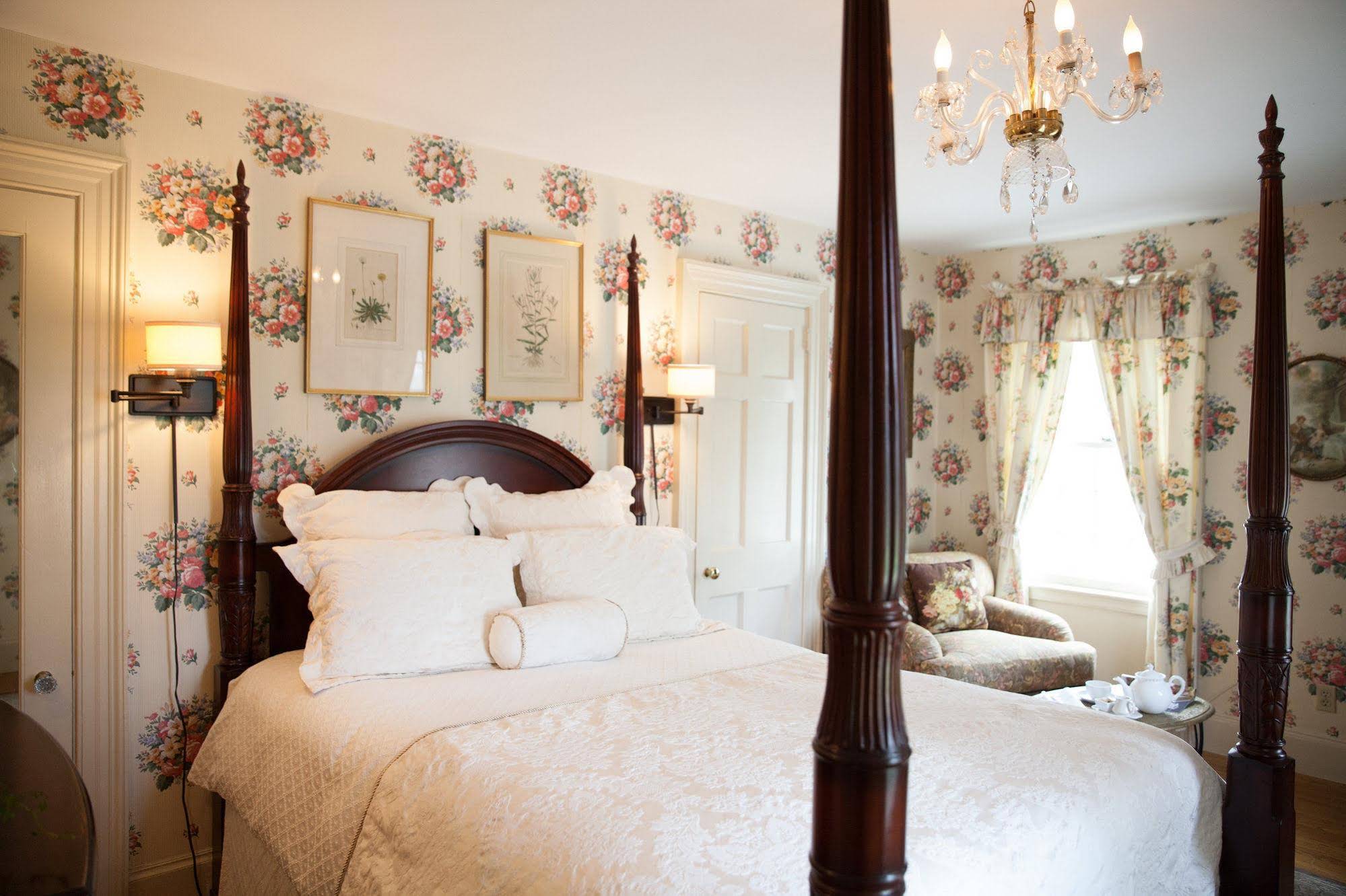 Bee and Thistle Inn and Lounge