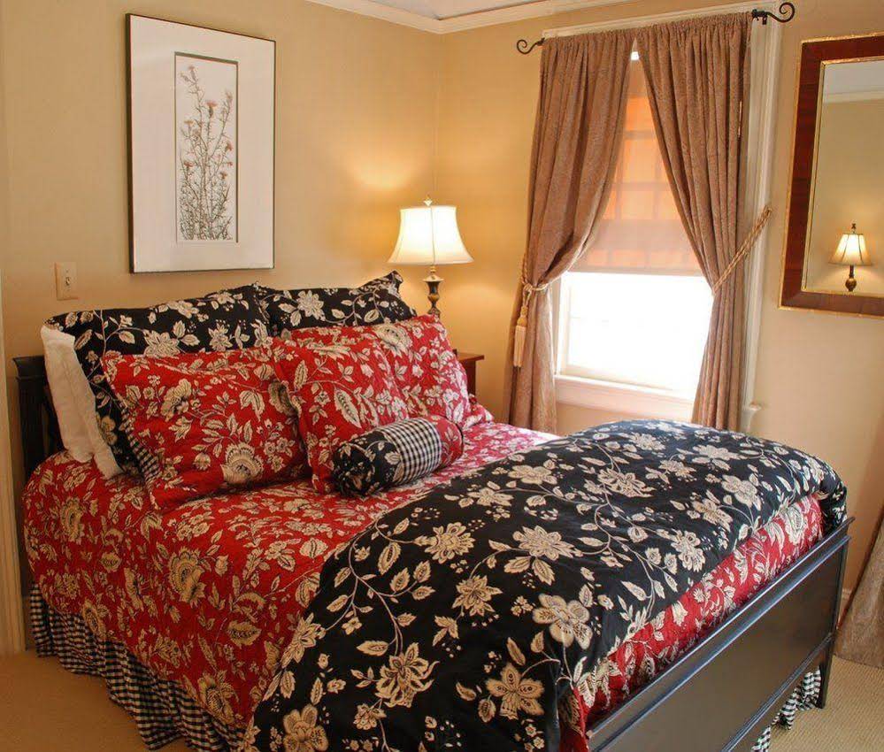 Bee and Thistle Inn and Lounge