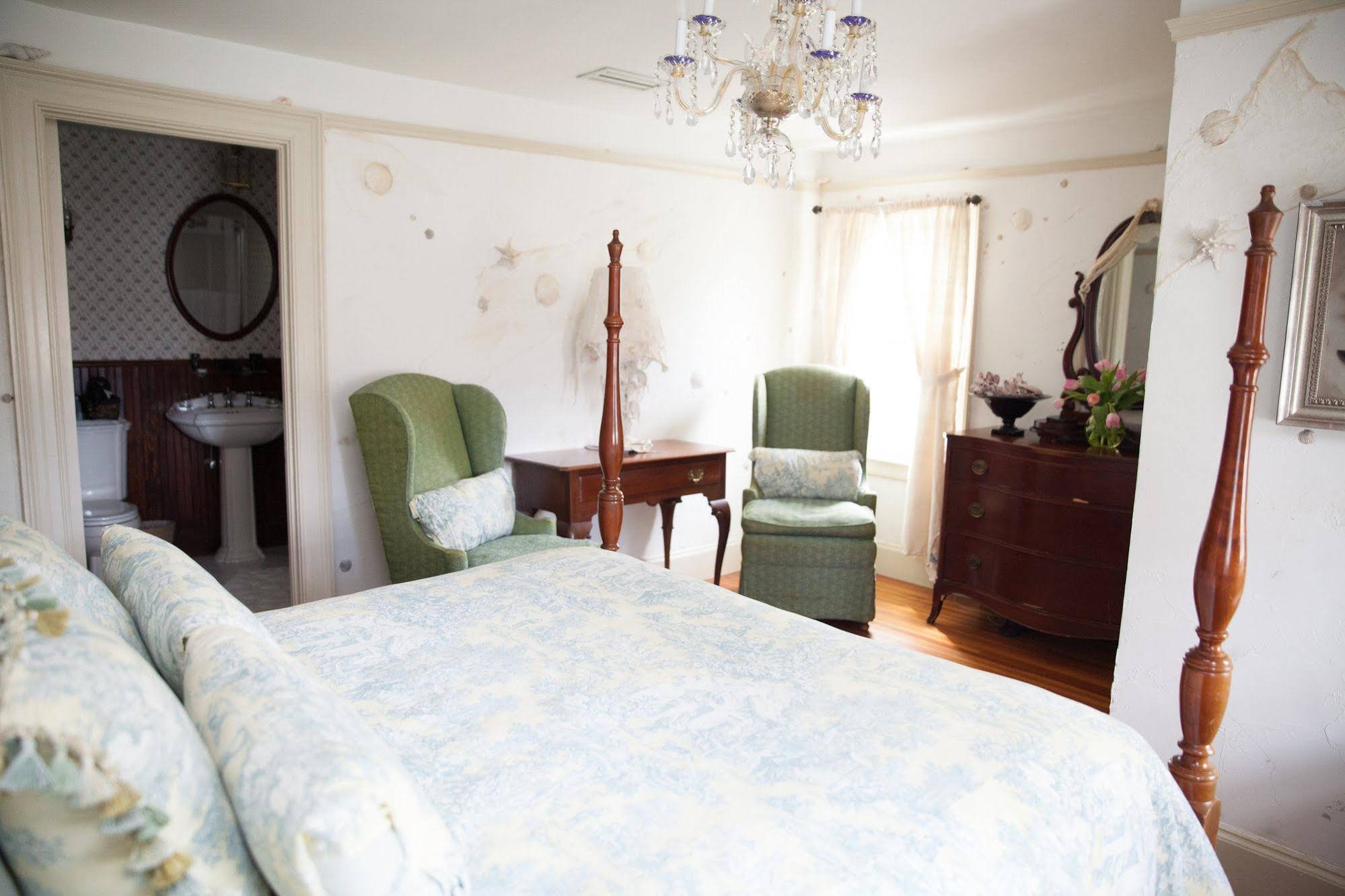 Bee and Thistle Inn and Lounge