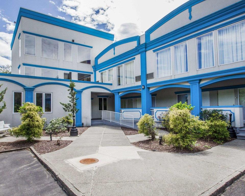 Econo Lodge Inn & Suites