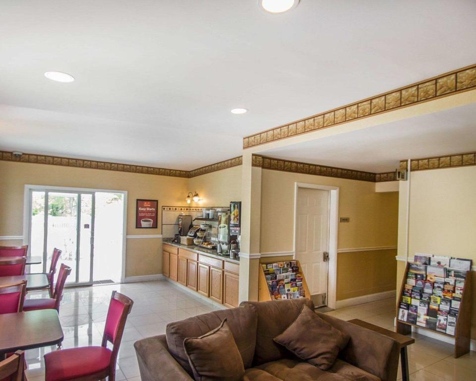 Econo Lodge Inn & Suites