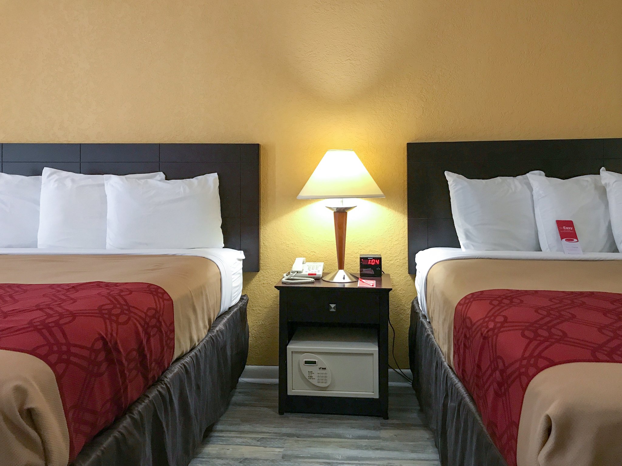 Econo Lodge Inn & Suites