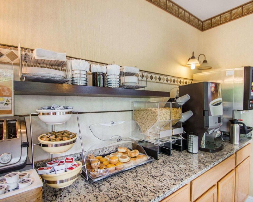 Econo Lodge Inn & Suites