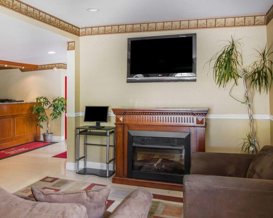 Econo Lodge Inn & Suites