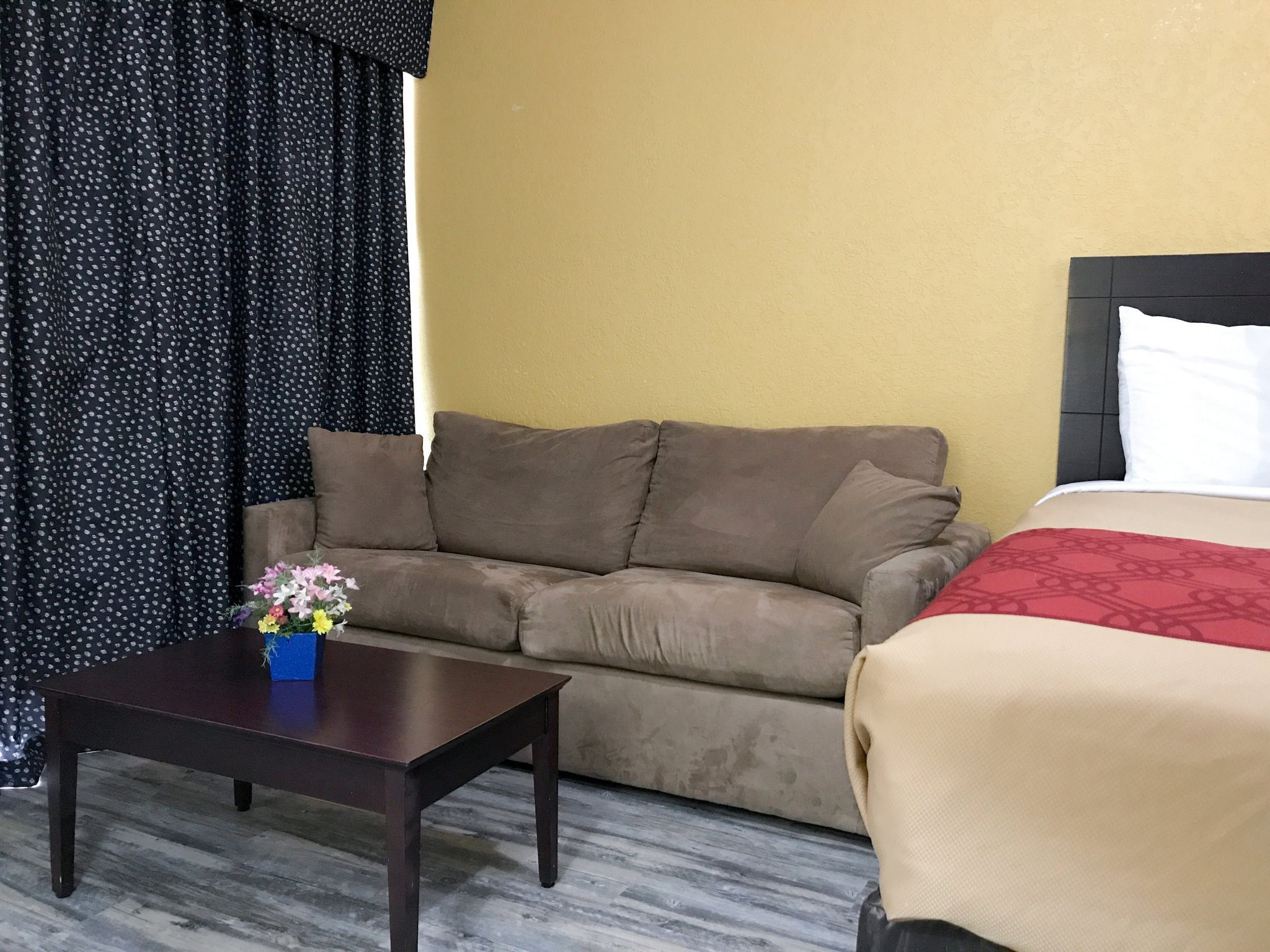 Econo Lodge Inn & Suites