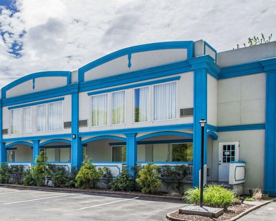 Econo Lodge Inn & Suites