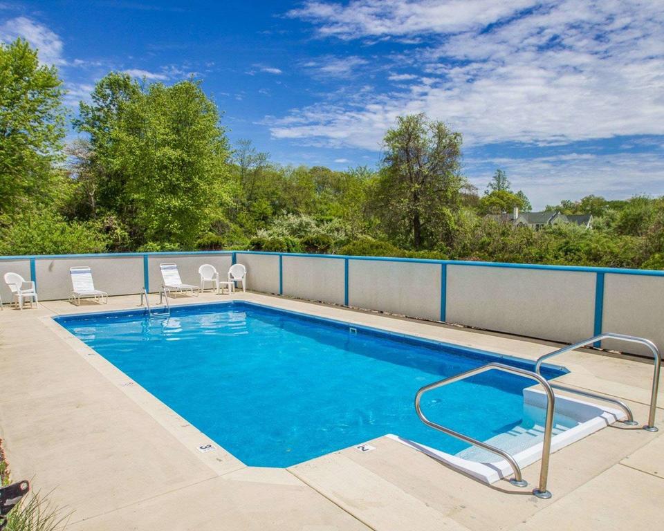 Econo Lodge Inn & Suites
