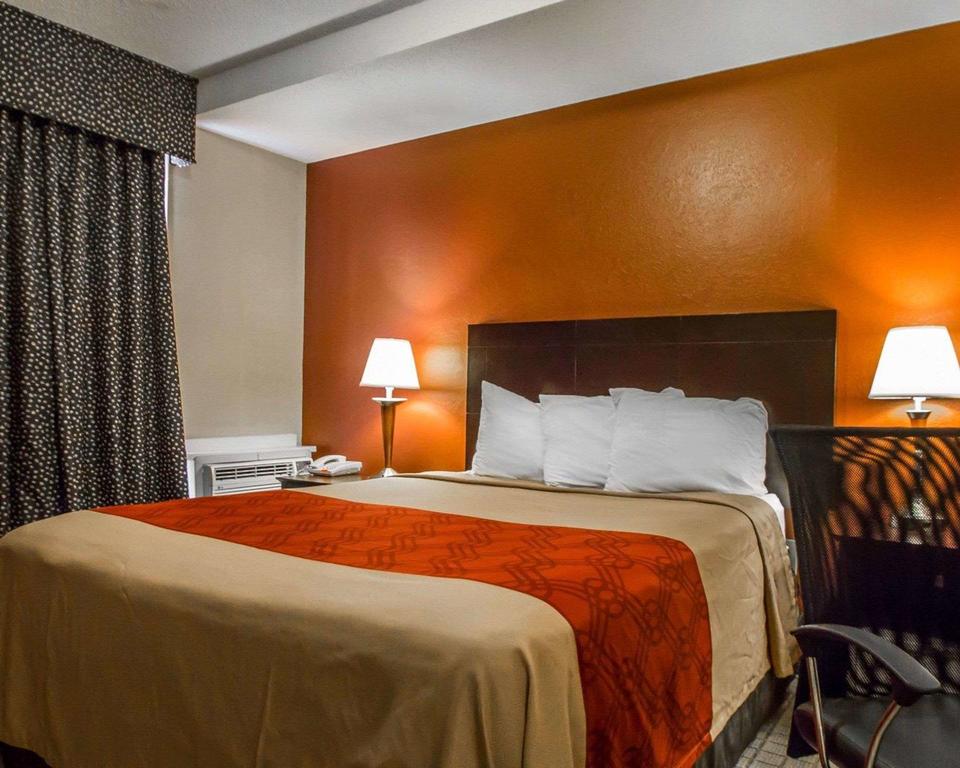 Econo Lodge Inn & Suites