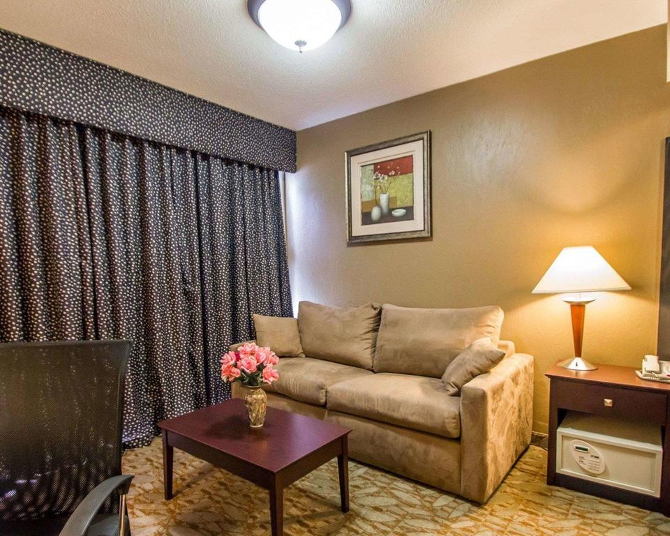 Econo Lodge Inn & Suites