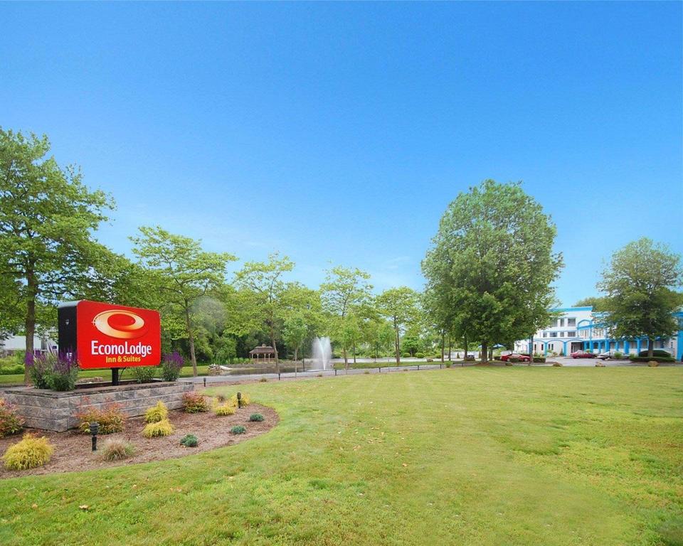 Econo Lodge Inn & Suites